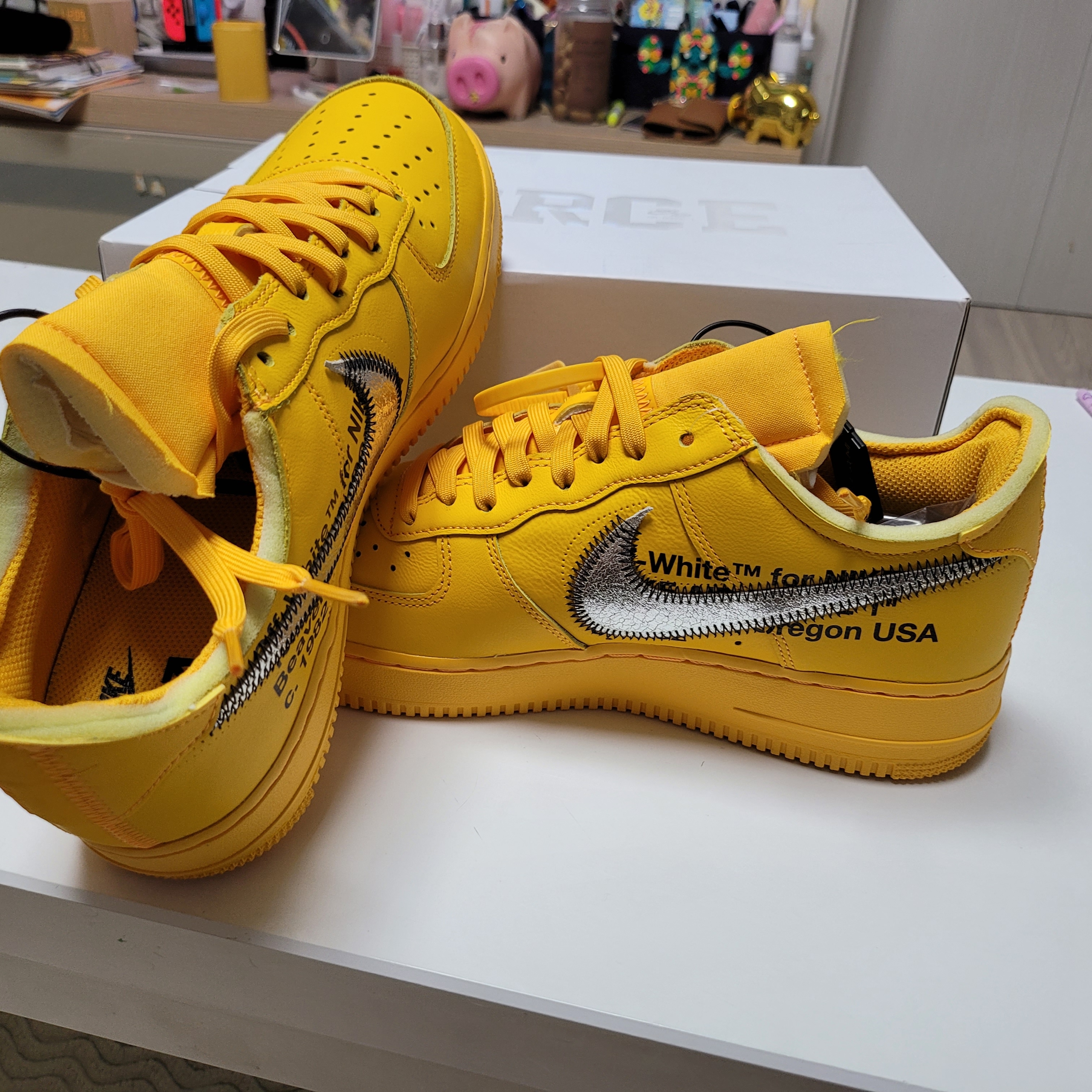 Nike x Off-White Air Force 1 '07 University Gold 착용 스타일
