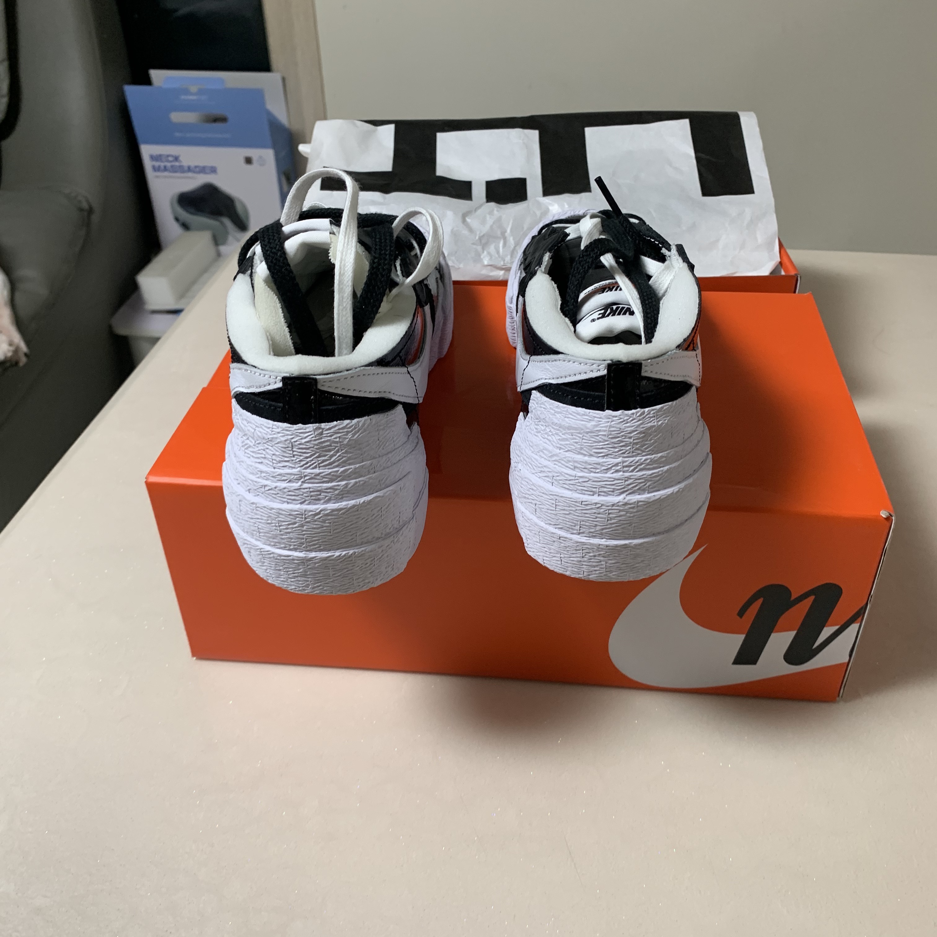 Nike x Sacai Blazer Low Black Patent Leather 착용 스타일 - 5
