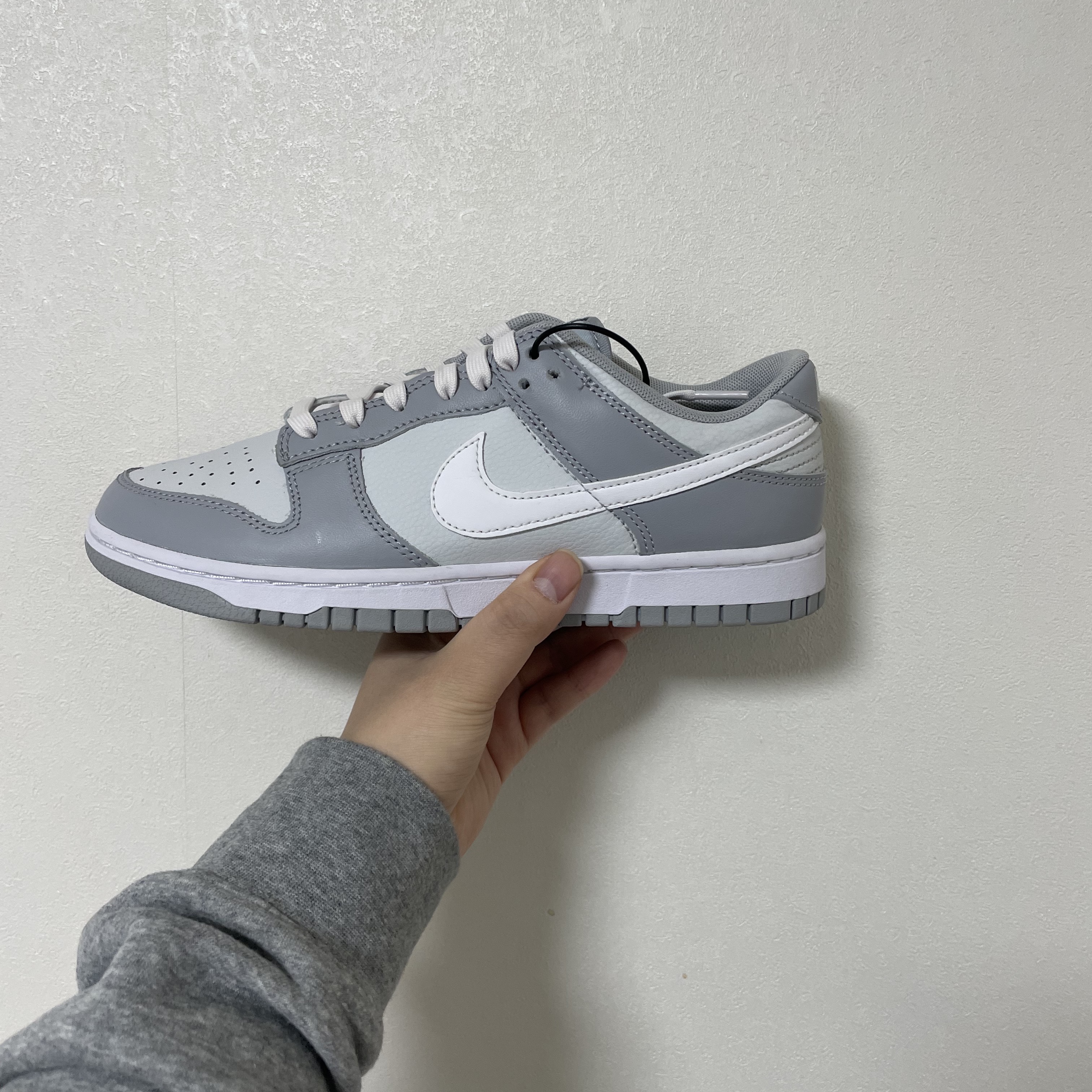 Nike Dunk Low Retro Wolf Grey 착용 스타일 - 1
