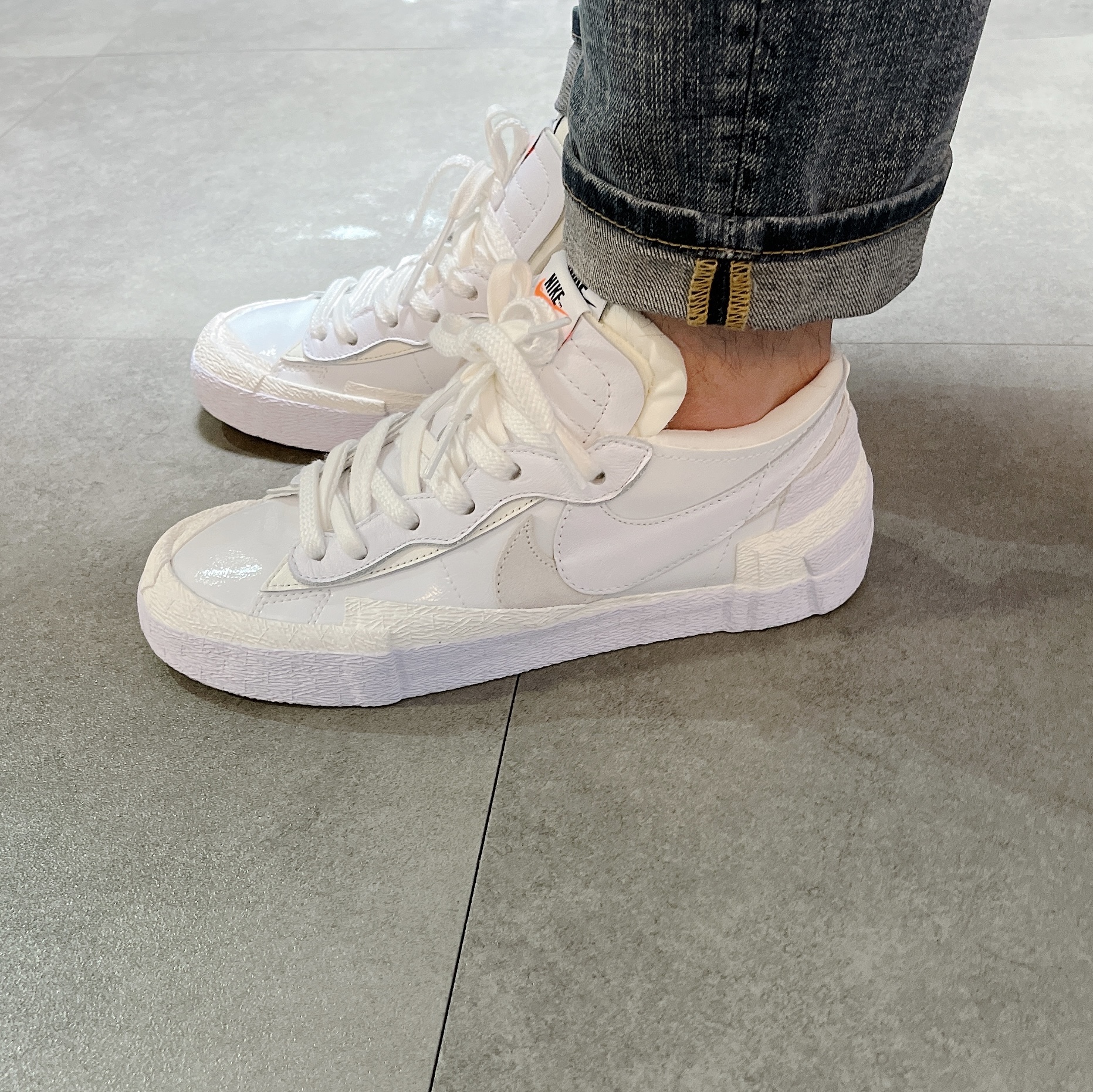 Nike x Sacai Blazer Low White Patent Leather 착용 스타일 - 3