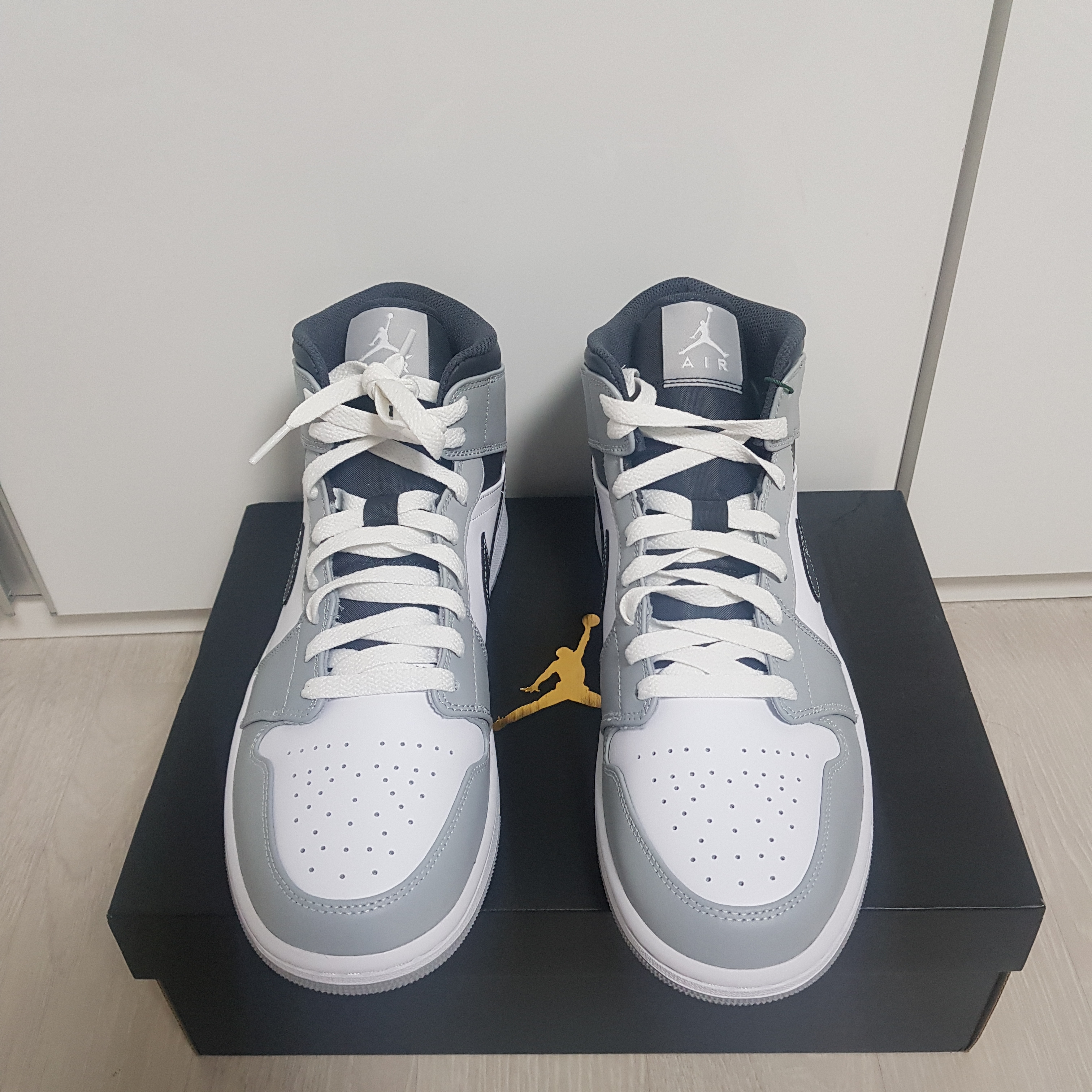 Jordan 1 Mid Light Smoke Grey Anthracite 착용 스타일 - 2