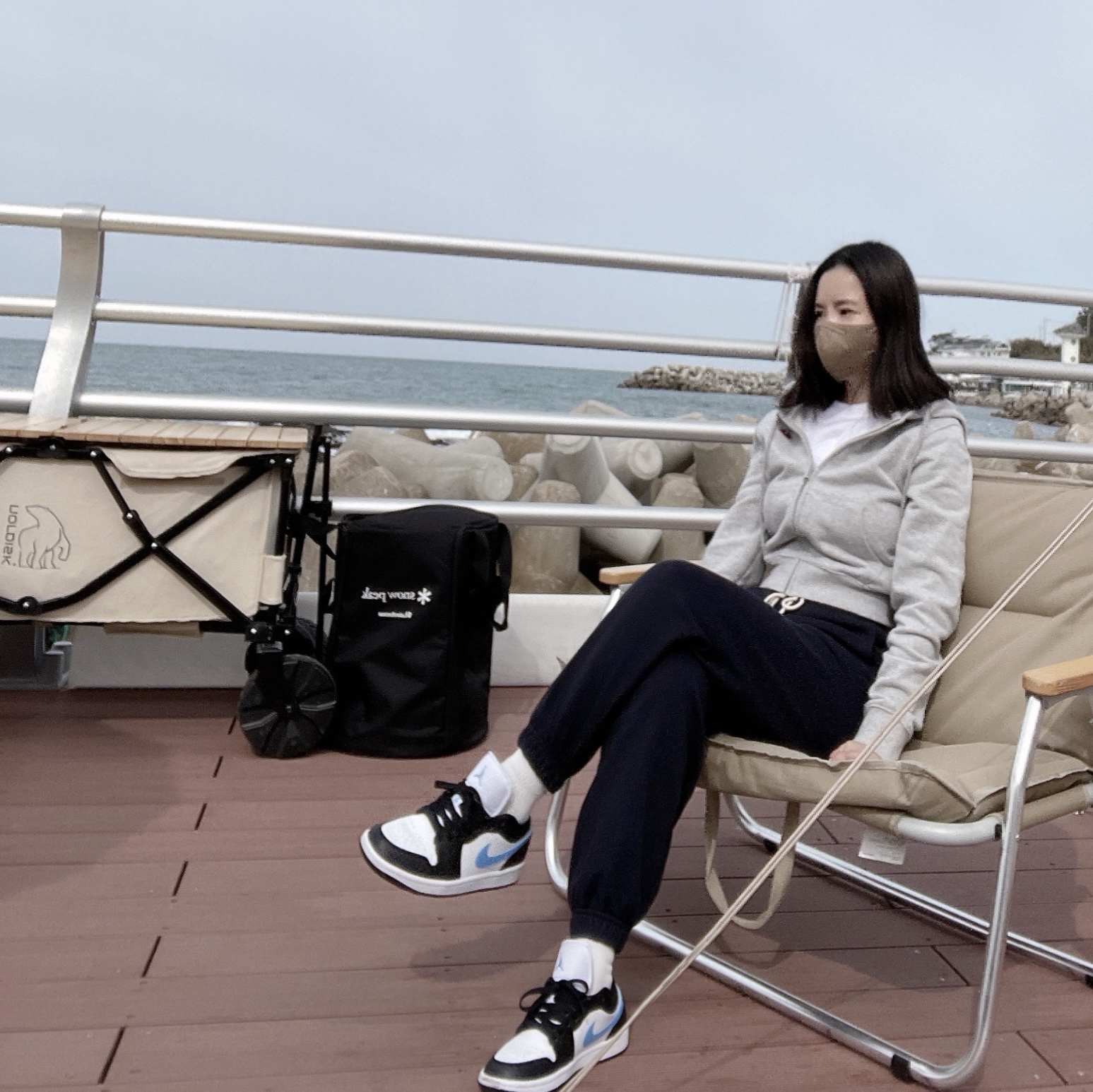 (W) Jordan 1 Low Black University Blue 착용 스타일 - 2