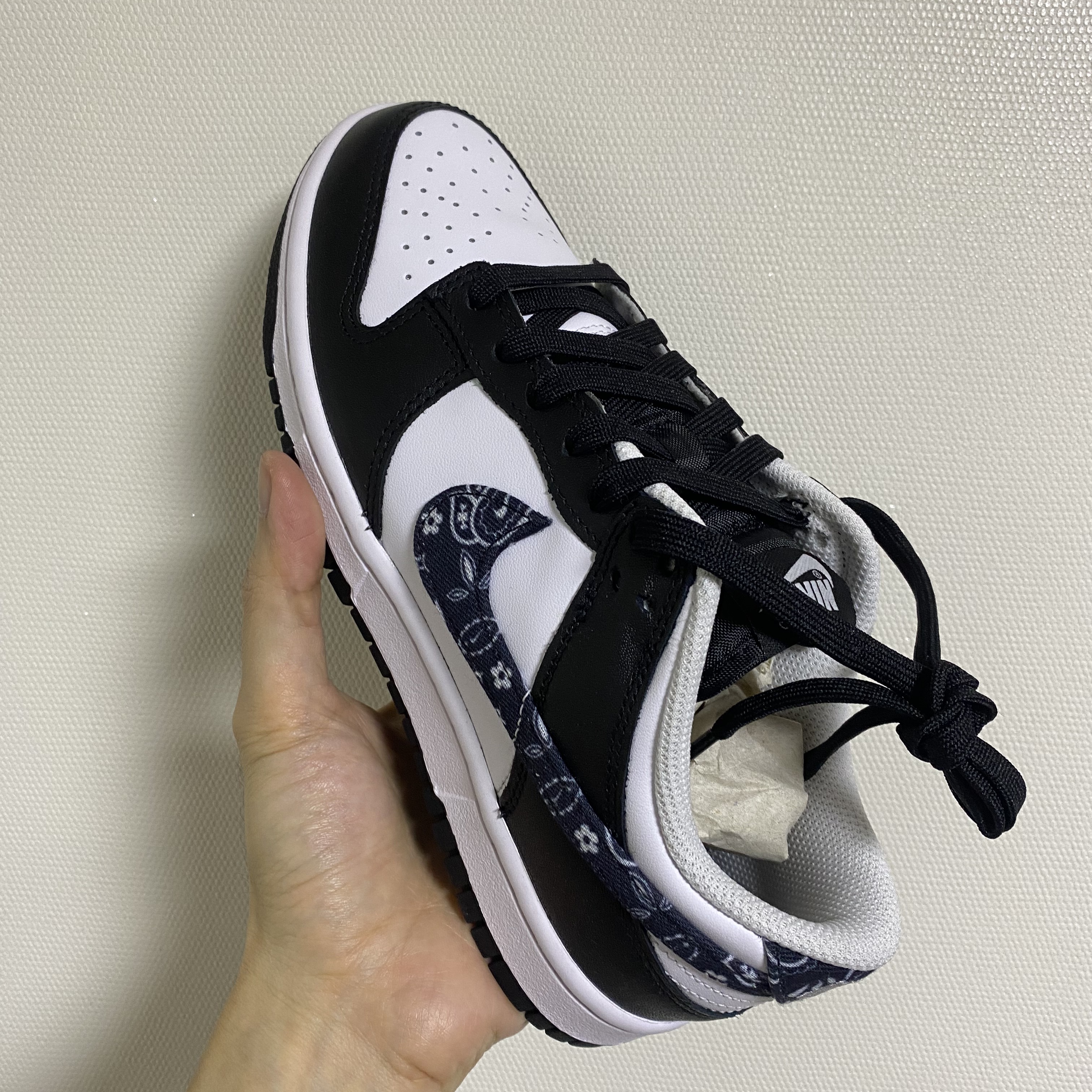 (W) Nike Dunk Low Essential Black Paisley 착용 스타일
