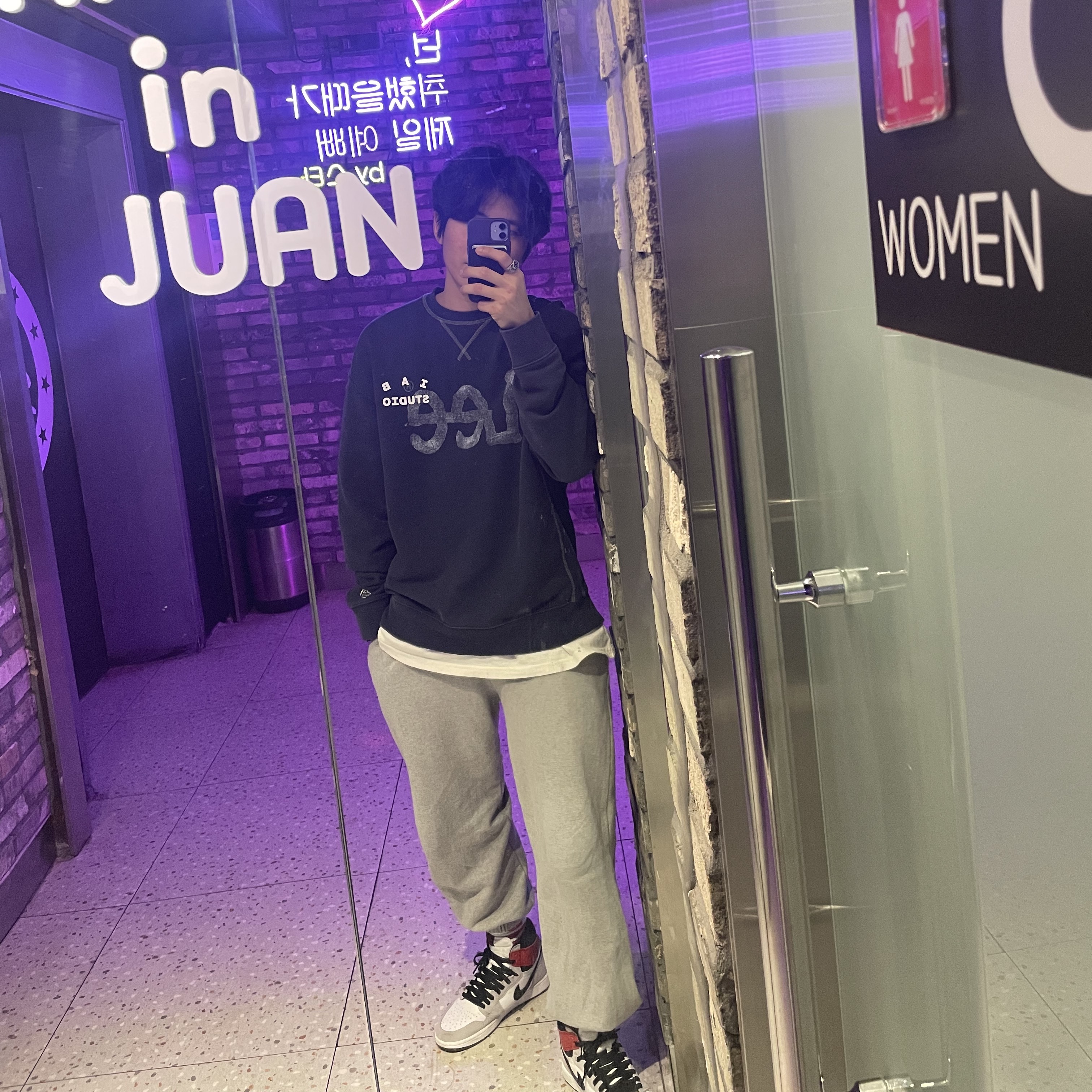 IAB Studio x Lee Pigment Sweatshirt Indigo Navy, Jordan 1 Retro High OG Light Smoke Grey 착용 스타일 - 2