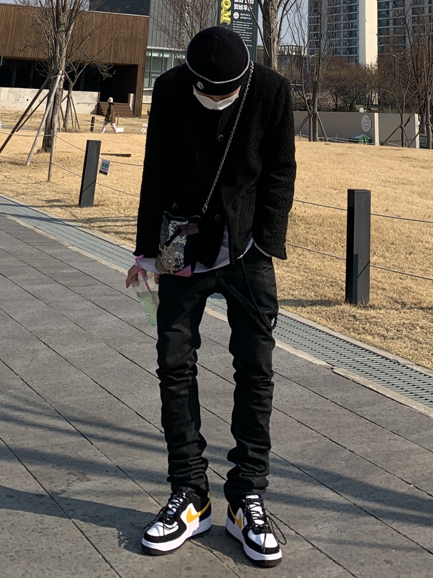 Nike Air Force 1 '07 LV8 Athletic Club Black Dark Sulfur 착용 스타일 - 1
