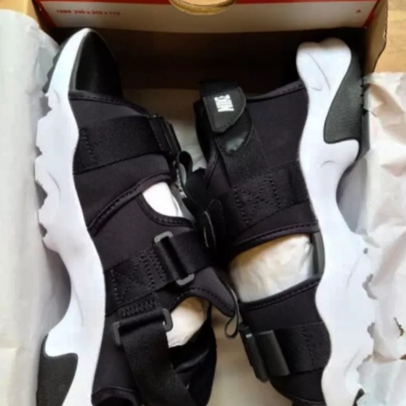 (W) Nike Canyon Sandal Black 착용 스타일