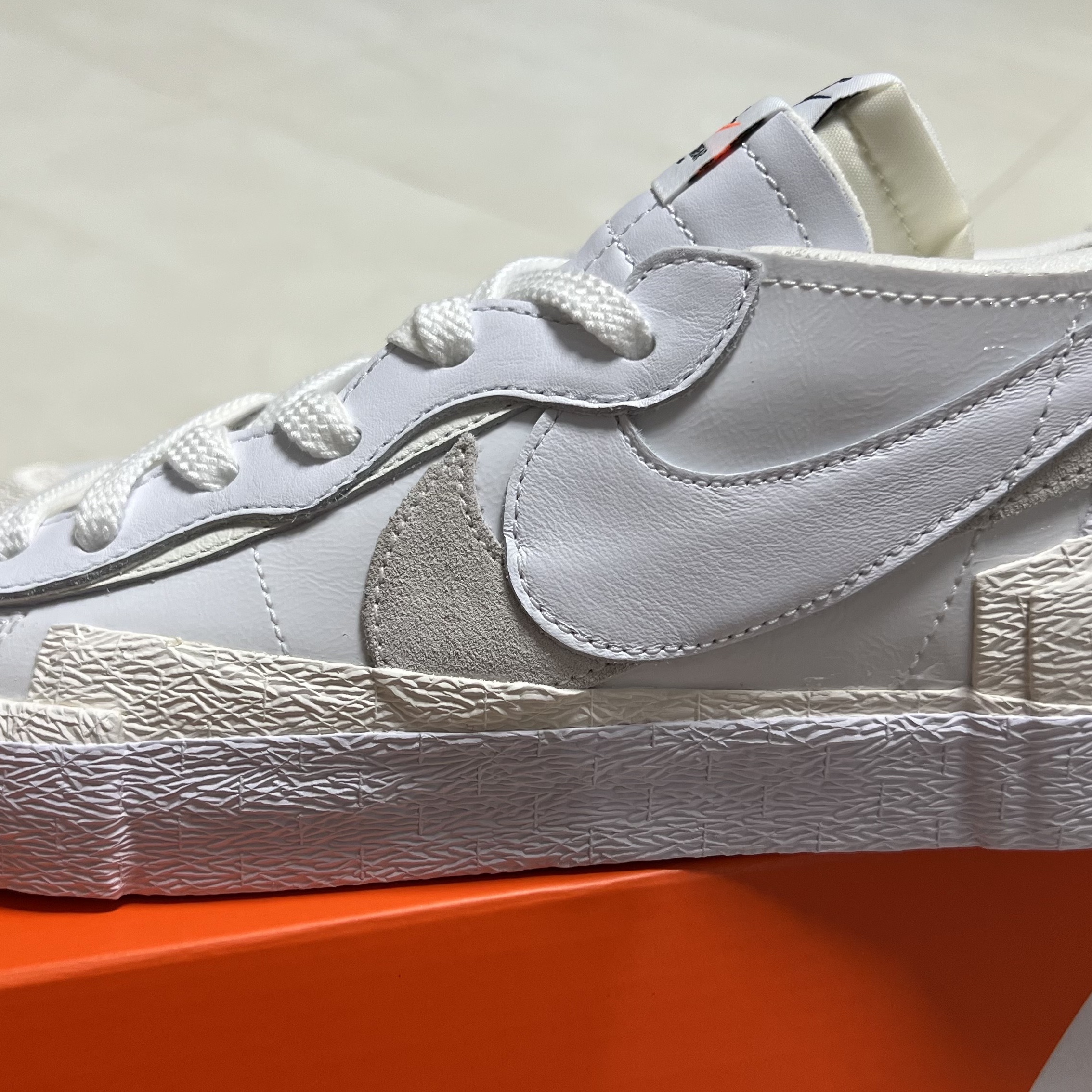 Nike x Sacai Blazer Low White Patent Leather 착용 스타일 - 2