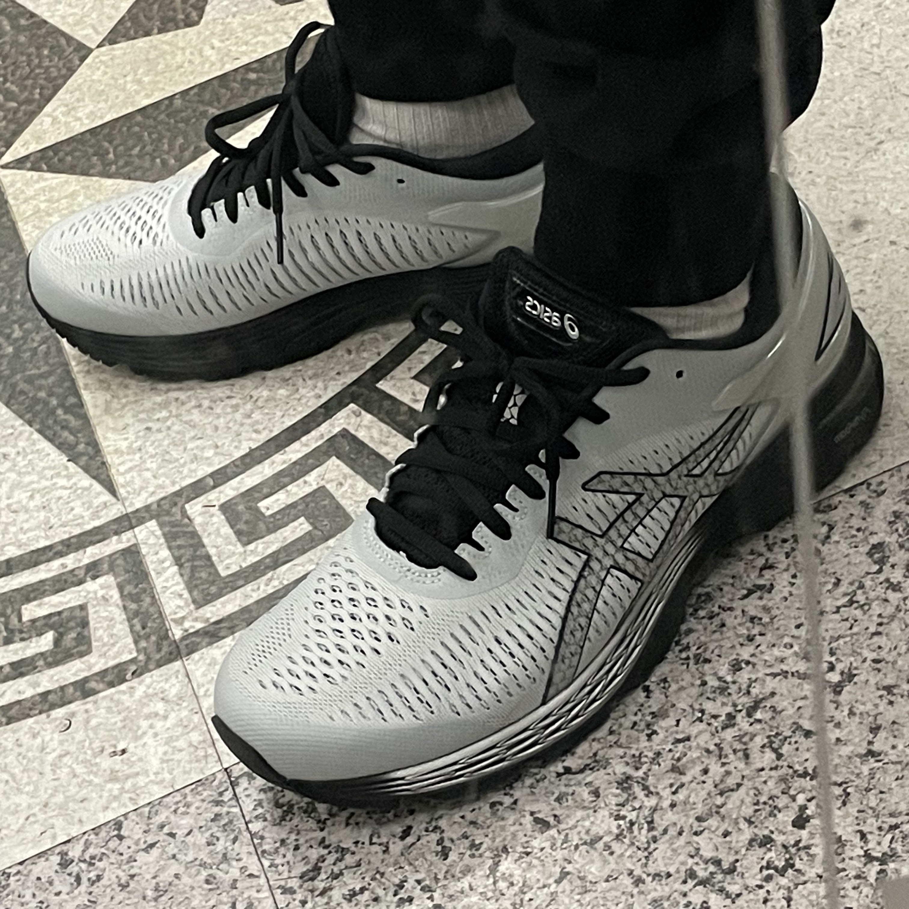Asics Gel-Kayano 25 Glacier Grey 착용 스타일