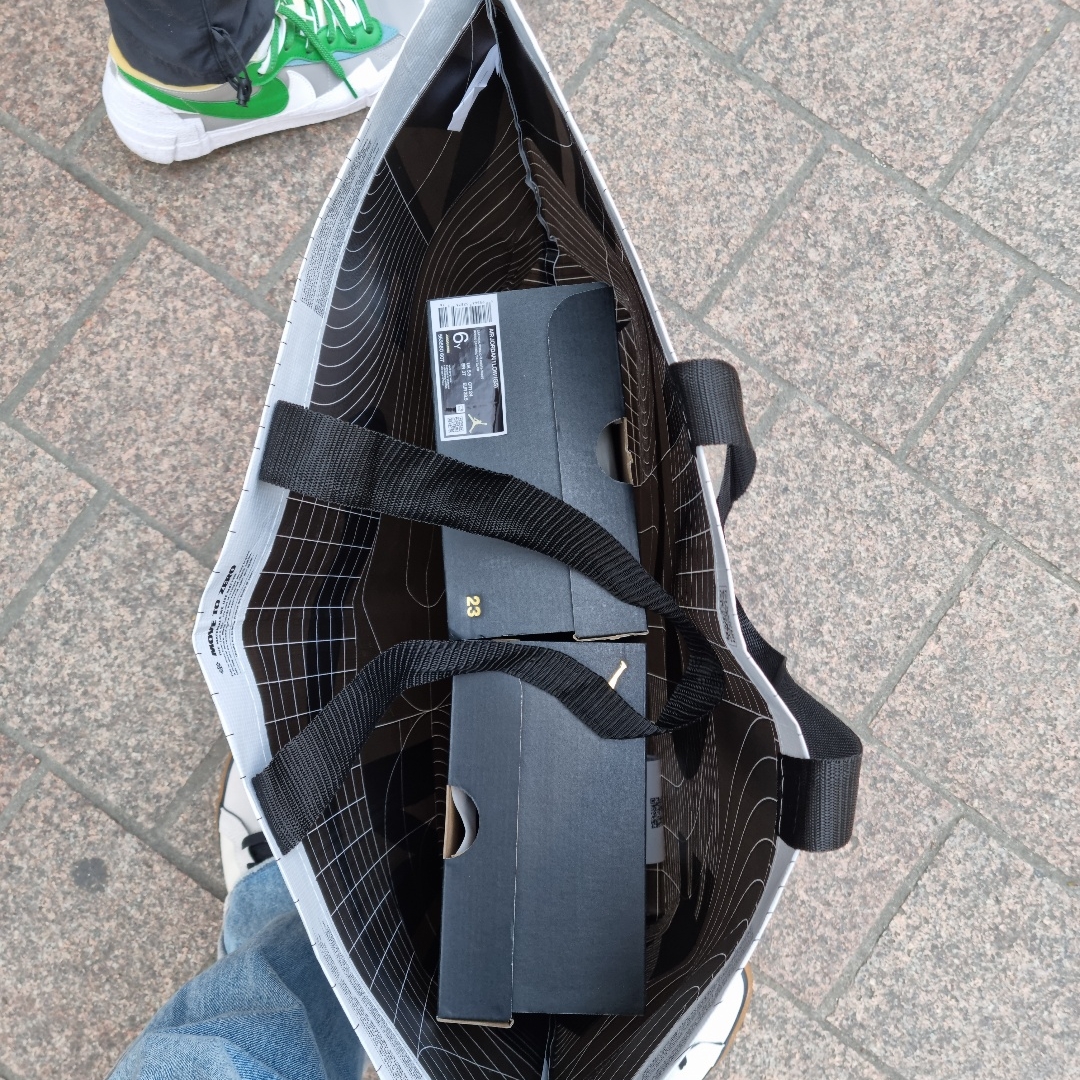 Off-White x Amore Pacific Protection Box (Without Cosmetics), (GS) Jordan 1 Low Cardinal Red 착용 스타일 - 2