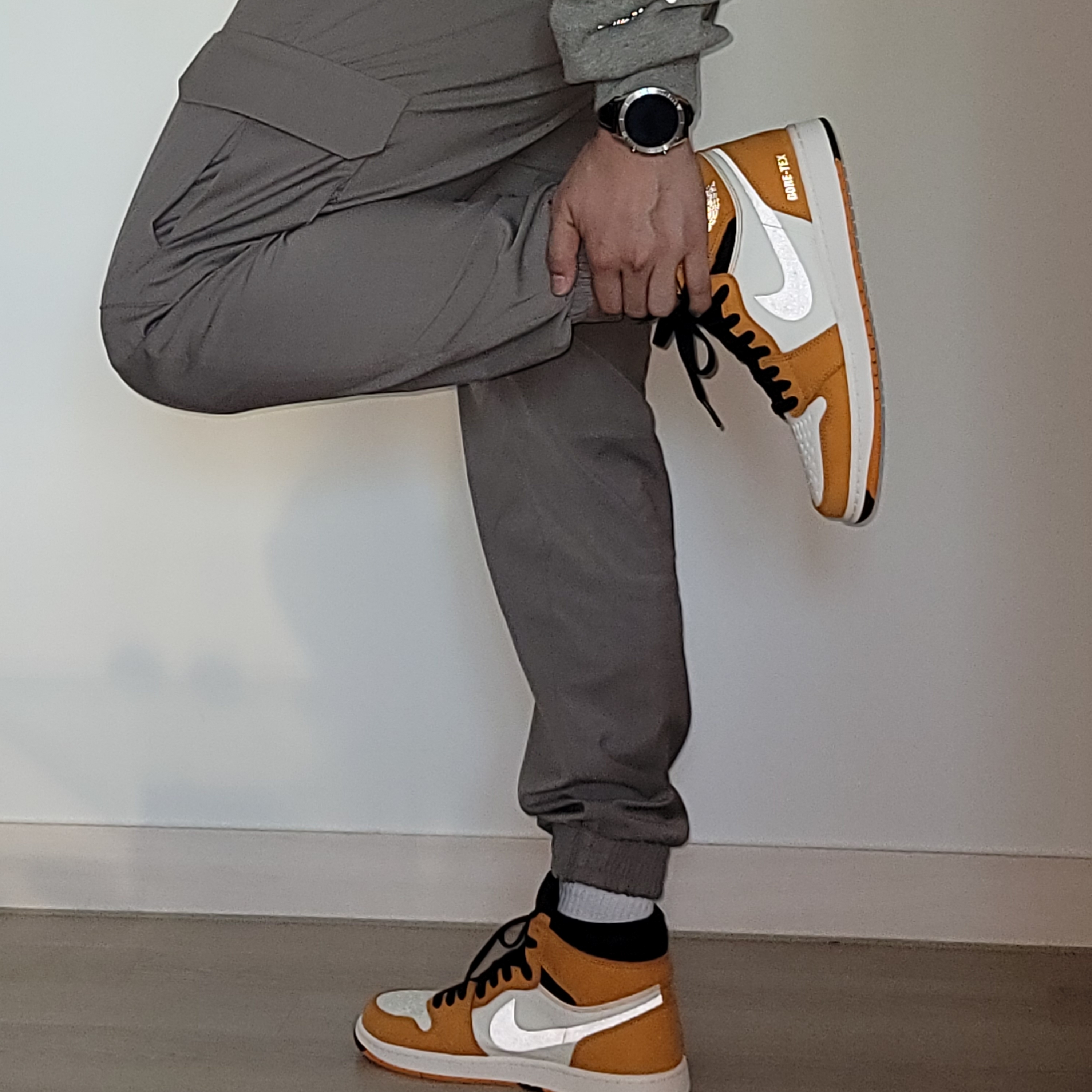 Jordan 1 Element Gore-Tex Light Curry, Essentials The Core Collection Pullover Crewneck Heather Oatmeal 착용 스타일 - 2