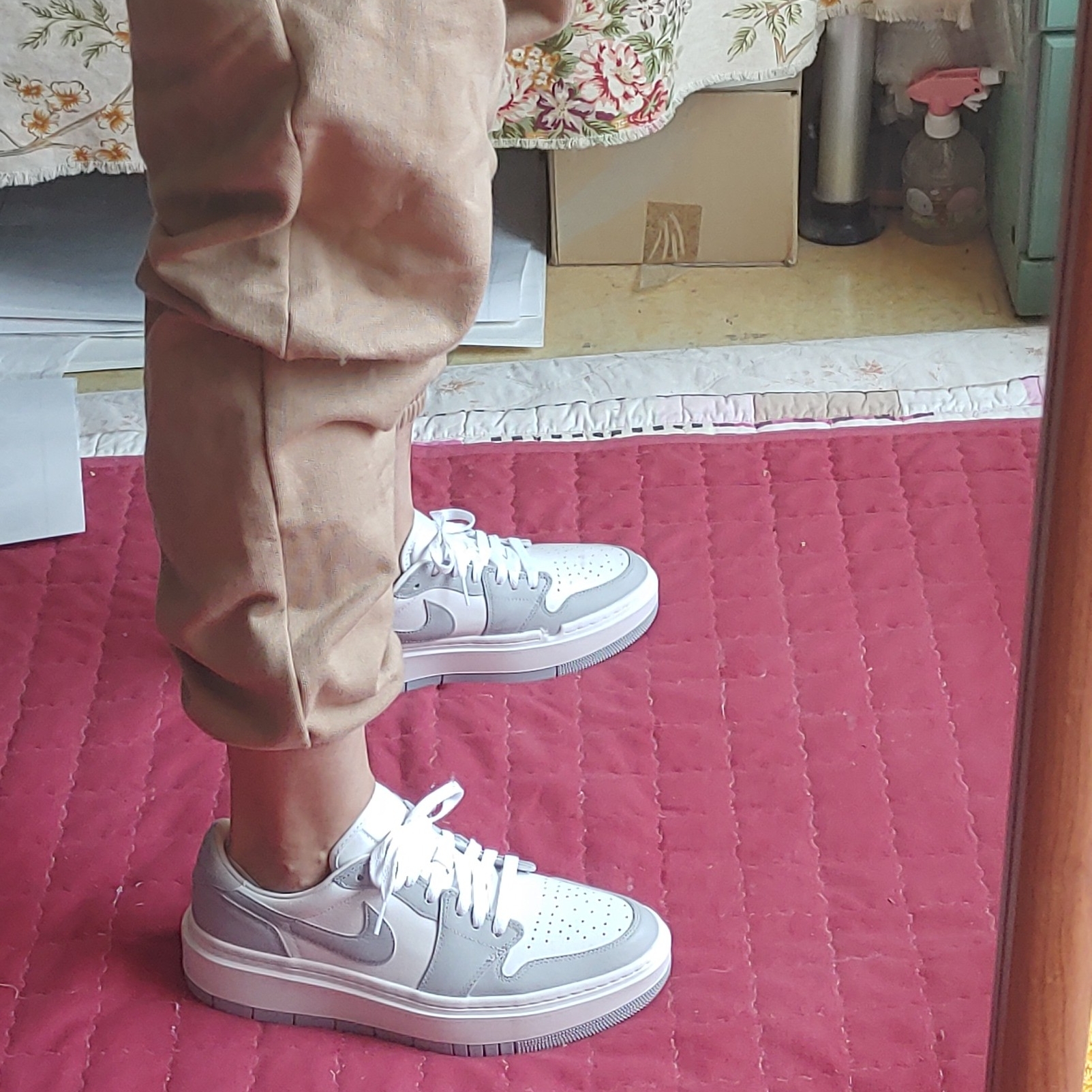 (W) Jordan 1 Elevate Low White and Wolf Grey 착용 스타일 - 4
