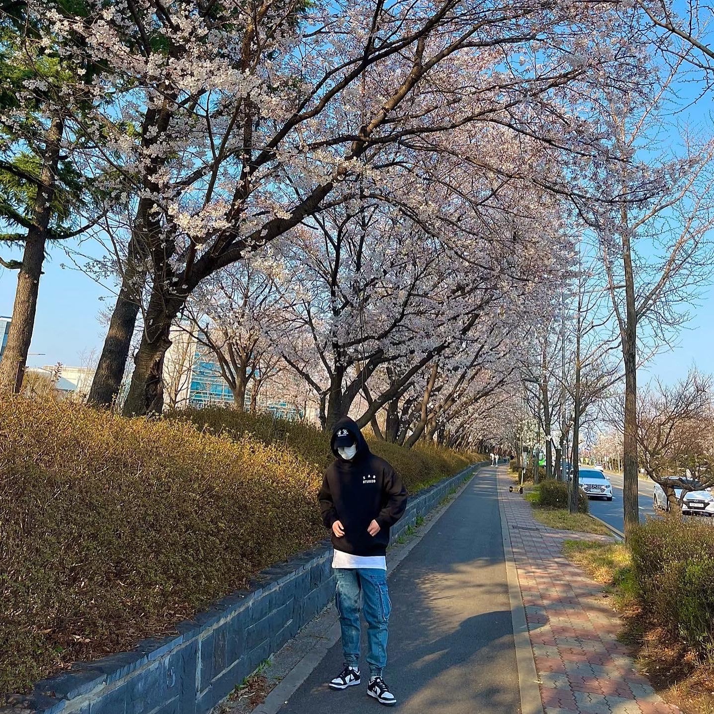 IAB Studio Hoodie Black White, Darkr8m Studio White Logo Cap 착용 스타일 - 1