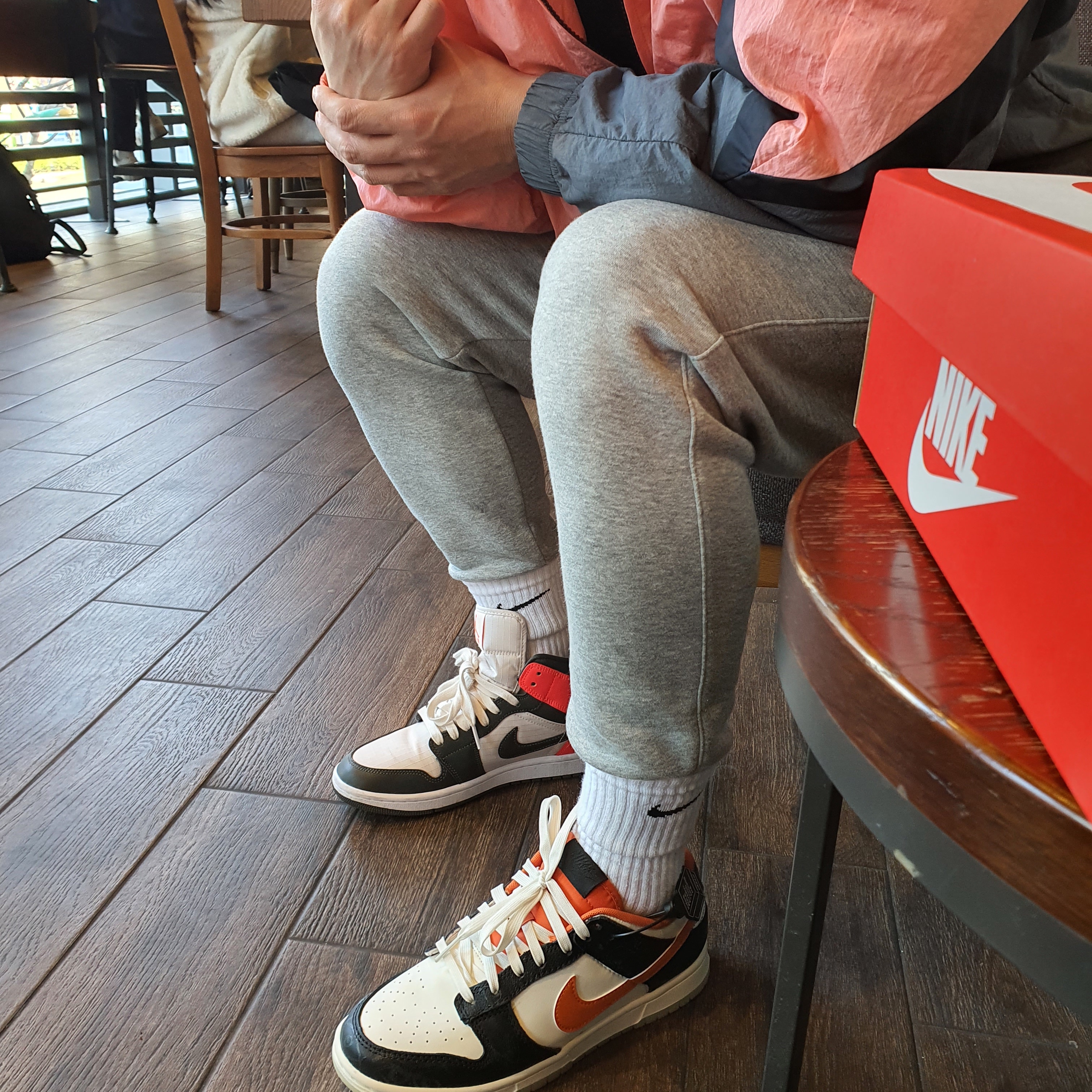 Nike Dunk Low Retro PRM Halloween, (W) Jordan 1 Mid SE Newsprint 착용 스타일 - 3