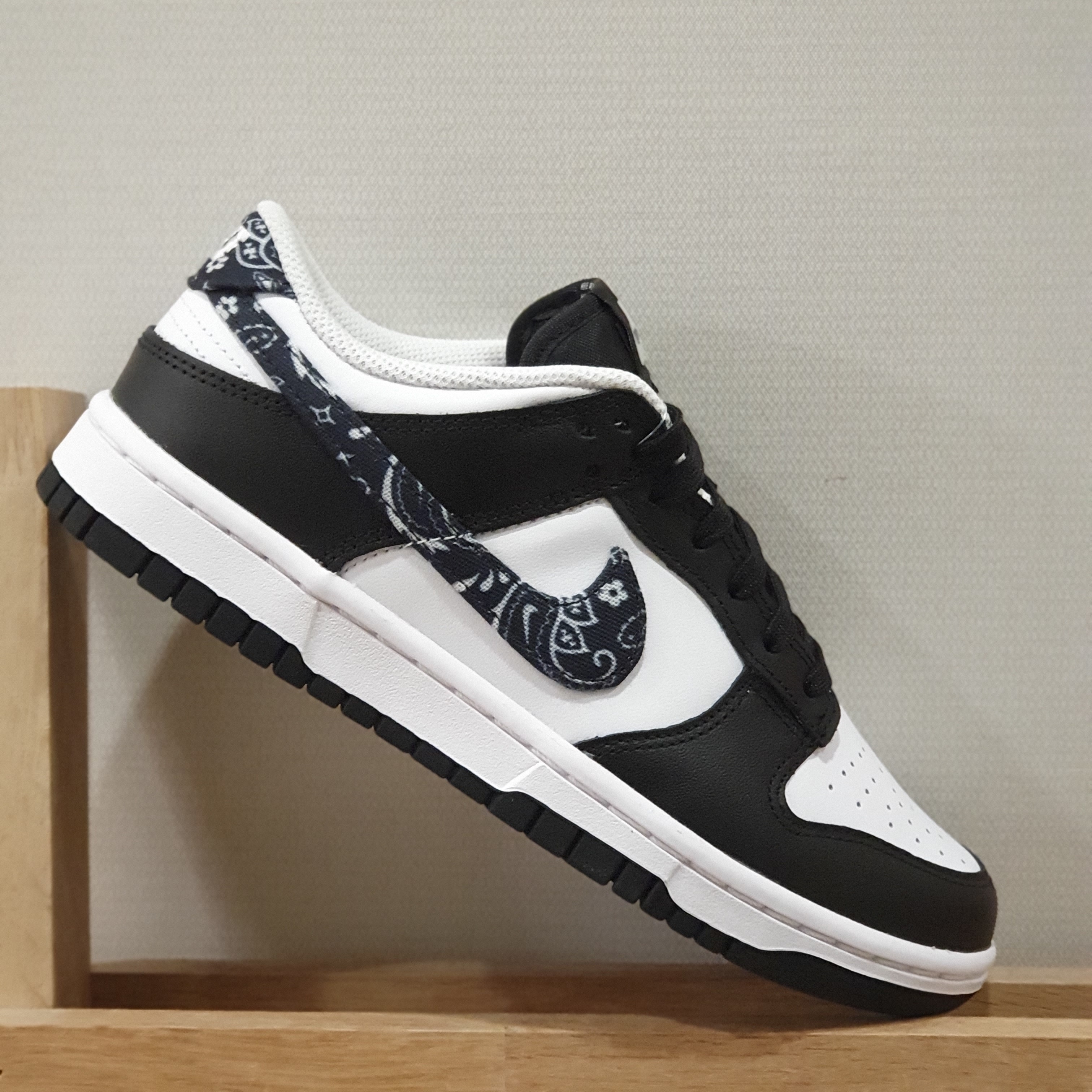 (W) Nike Dunk Low Essential Black Paisley 착용 스타일 - 2