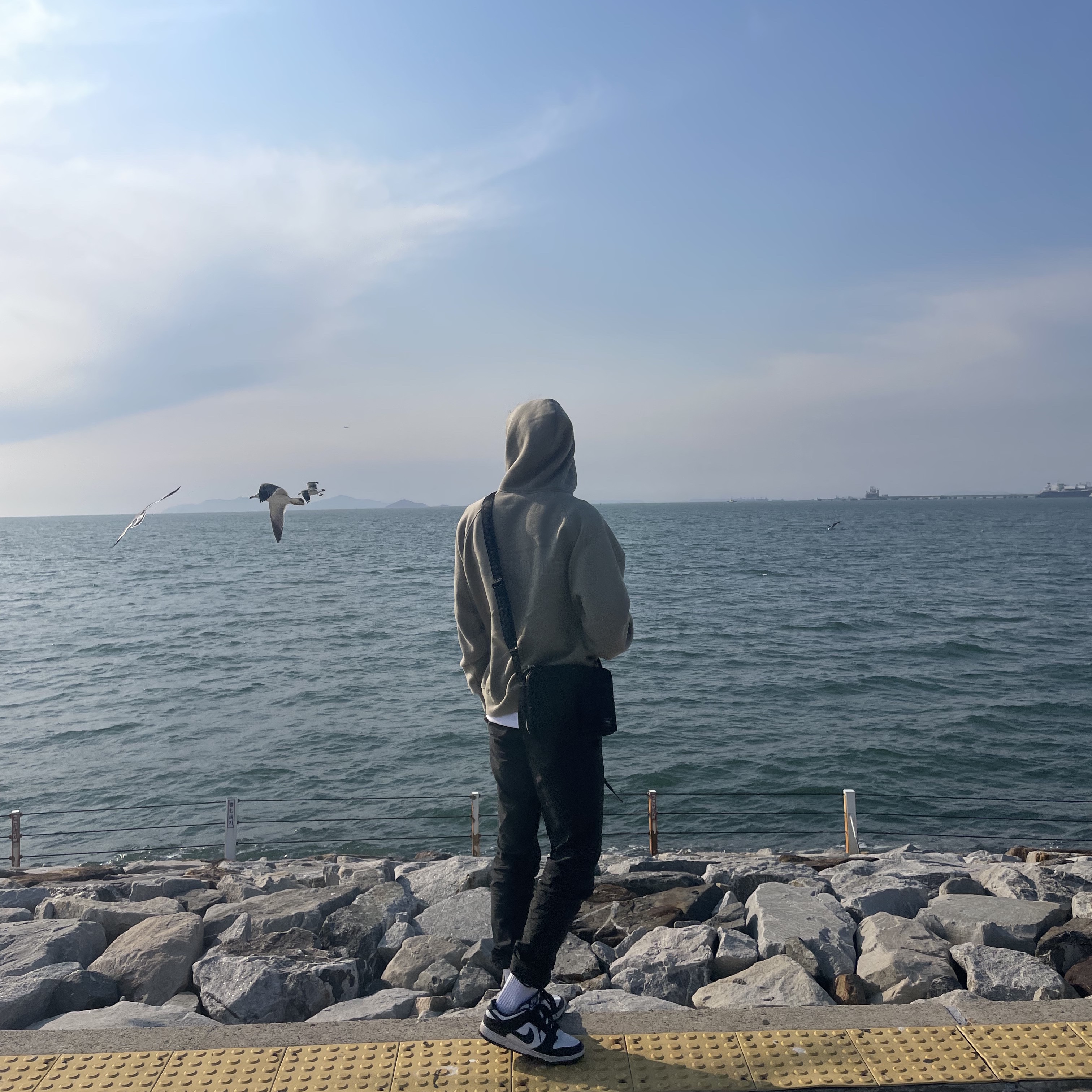 Essentials Pull-Over Hoodie Pistachio - 21FW, Essentials Track Pants Black - 21SS 착용 스타일 - 3