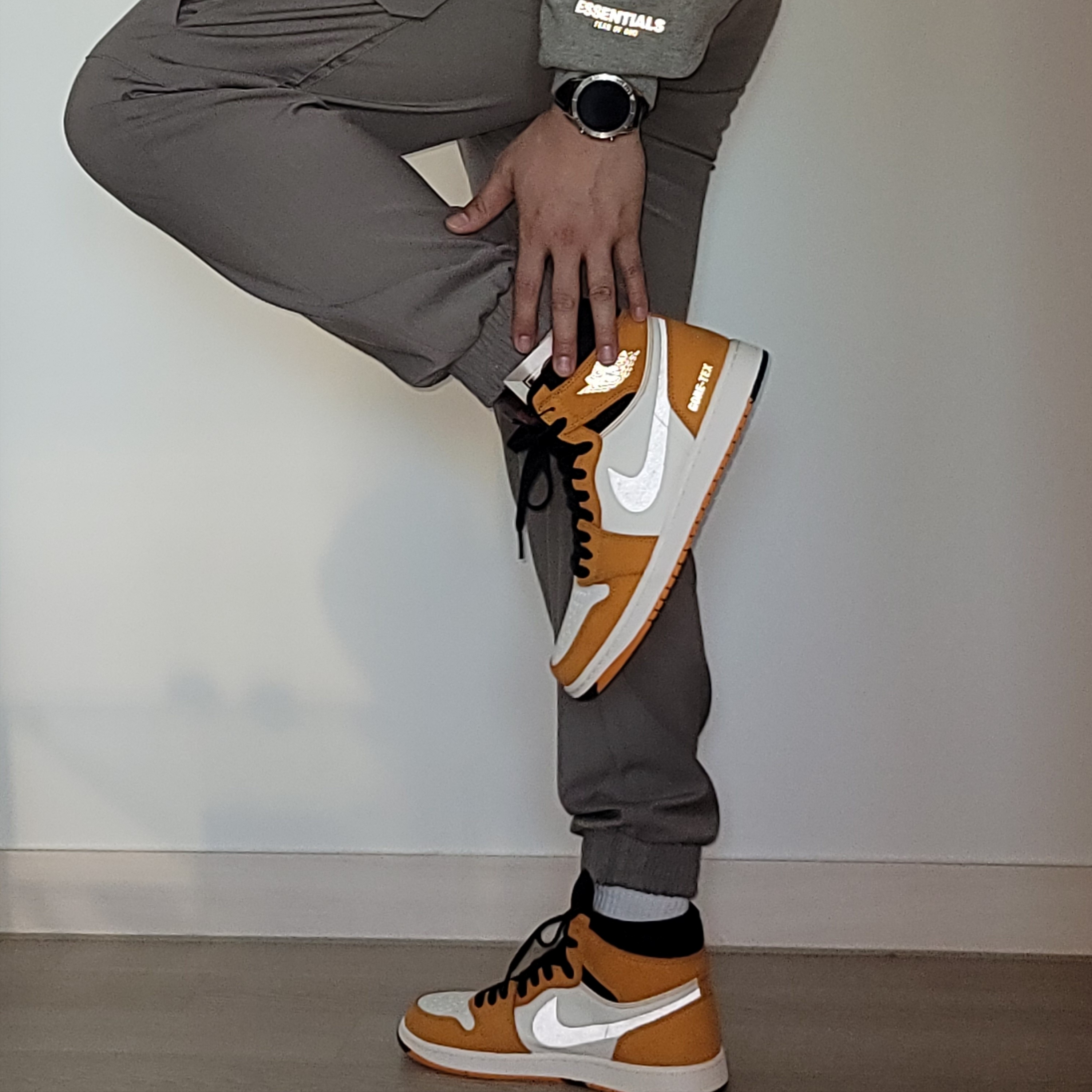 Jordan 1 Element Gore-Tex Light Curry, Essentials The Core Collection Pullover Crewneck Heather Oatmeal 착용 스타일 - 1