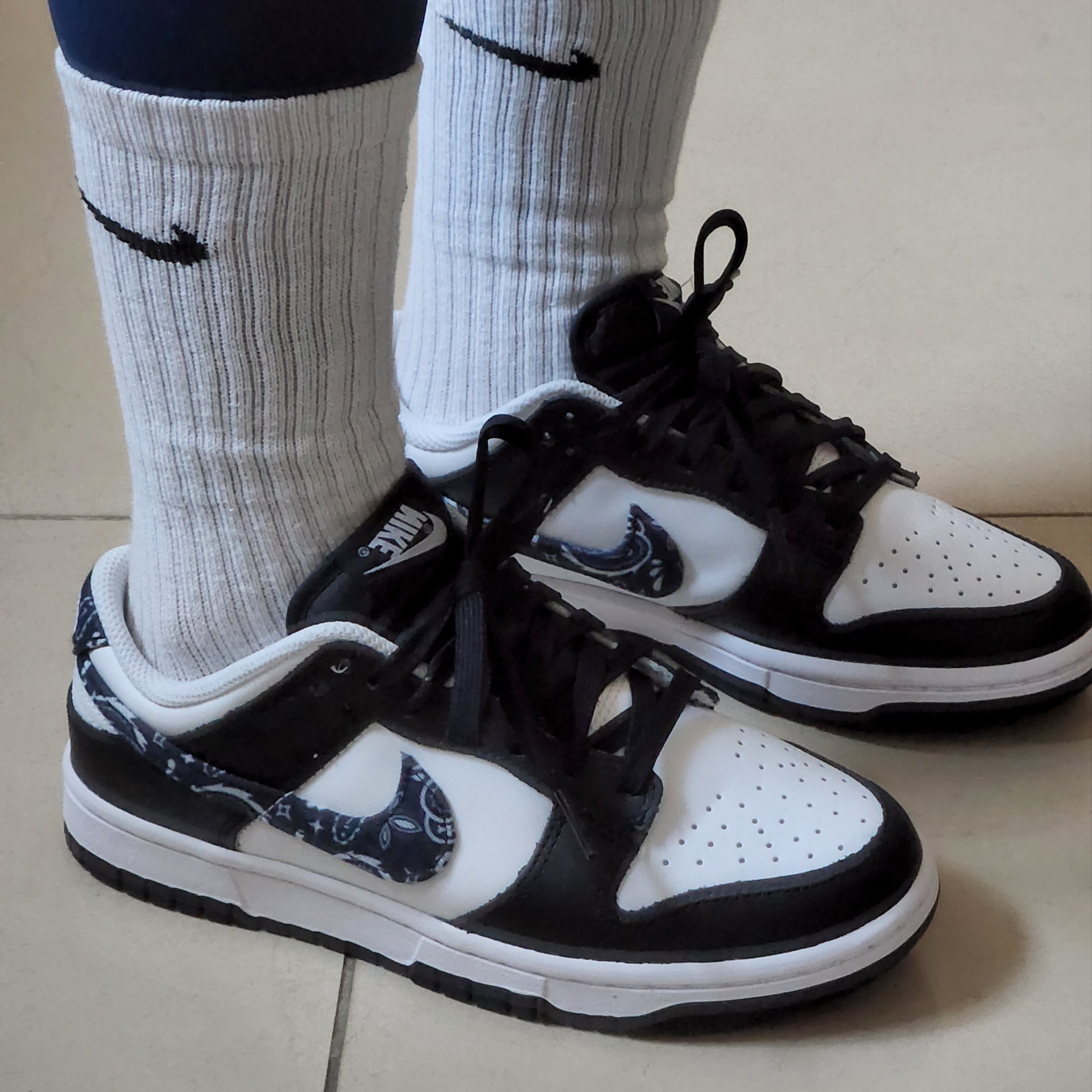(W) Nike Dunk Low Essential Black Paisley 착용 스타일