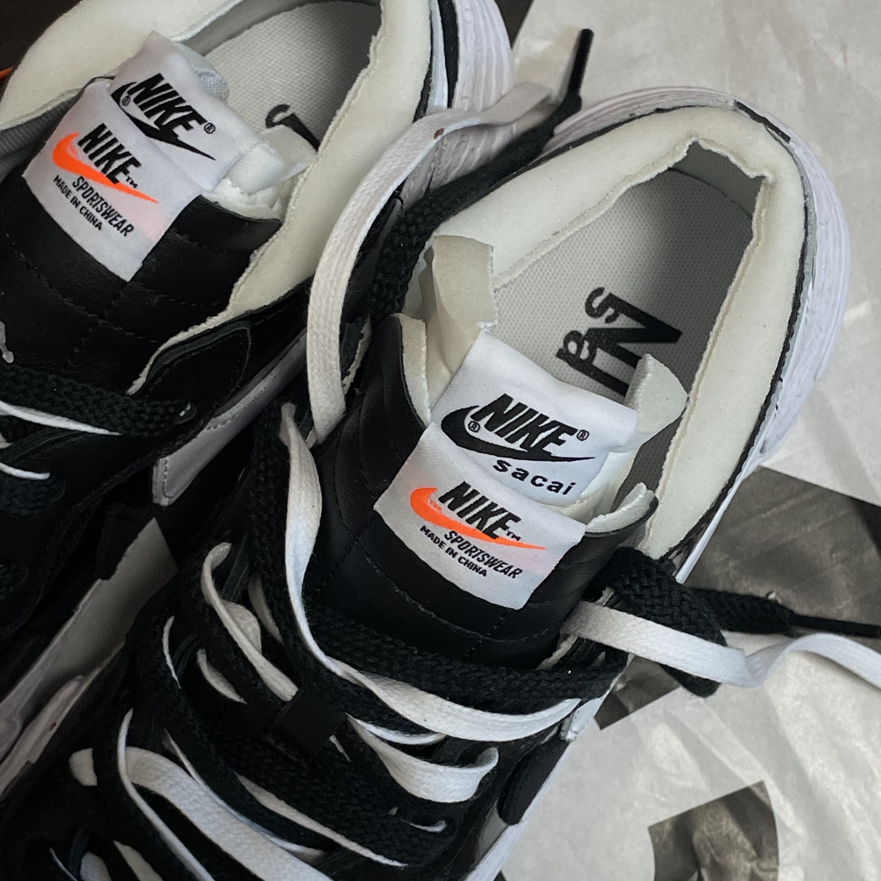 Nike x Sacai Blazer Low Black Patent Leather 착용 스타일 - 3
