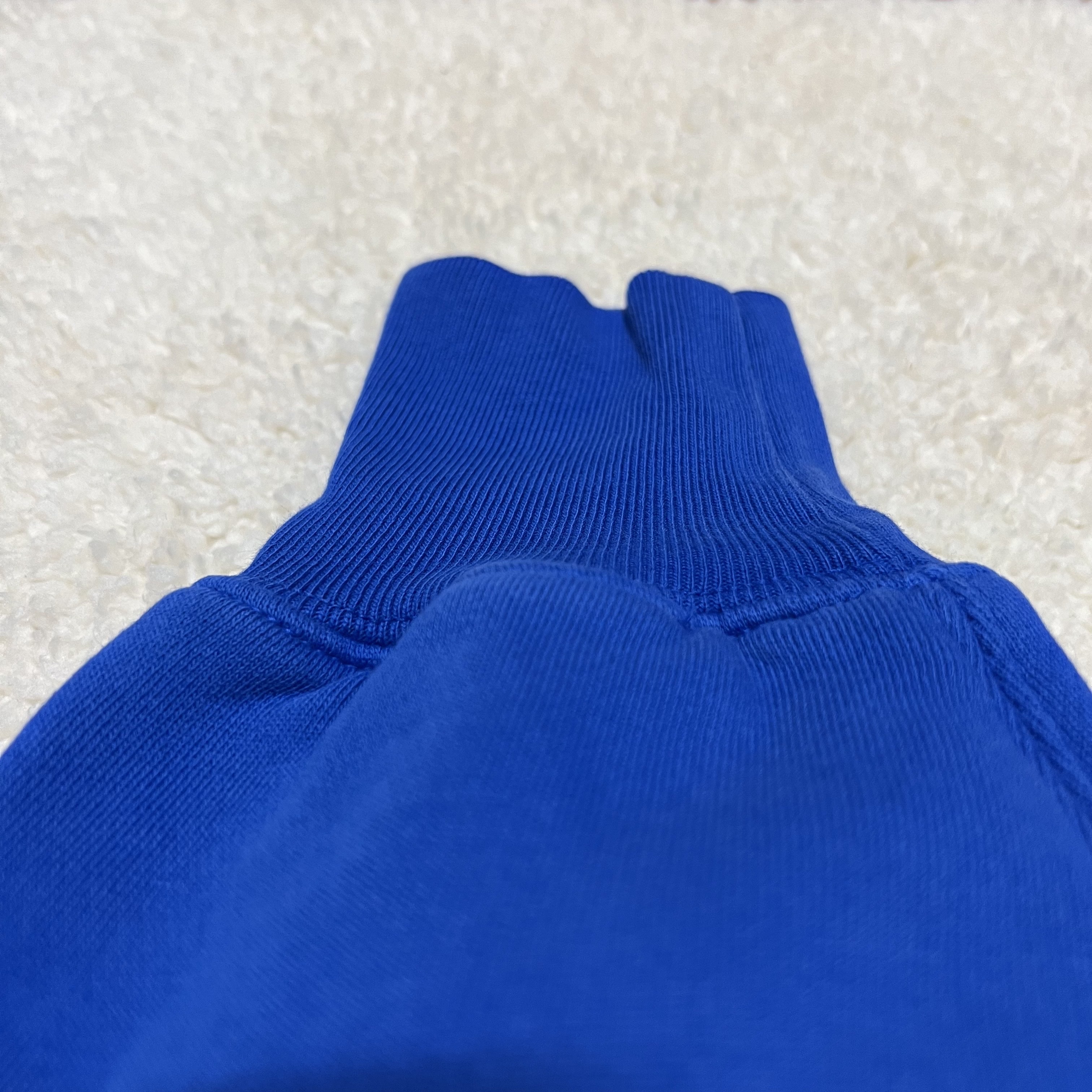 Yeezy Gap Hoodie Blue 착용 스타일 - 3