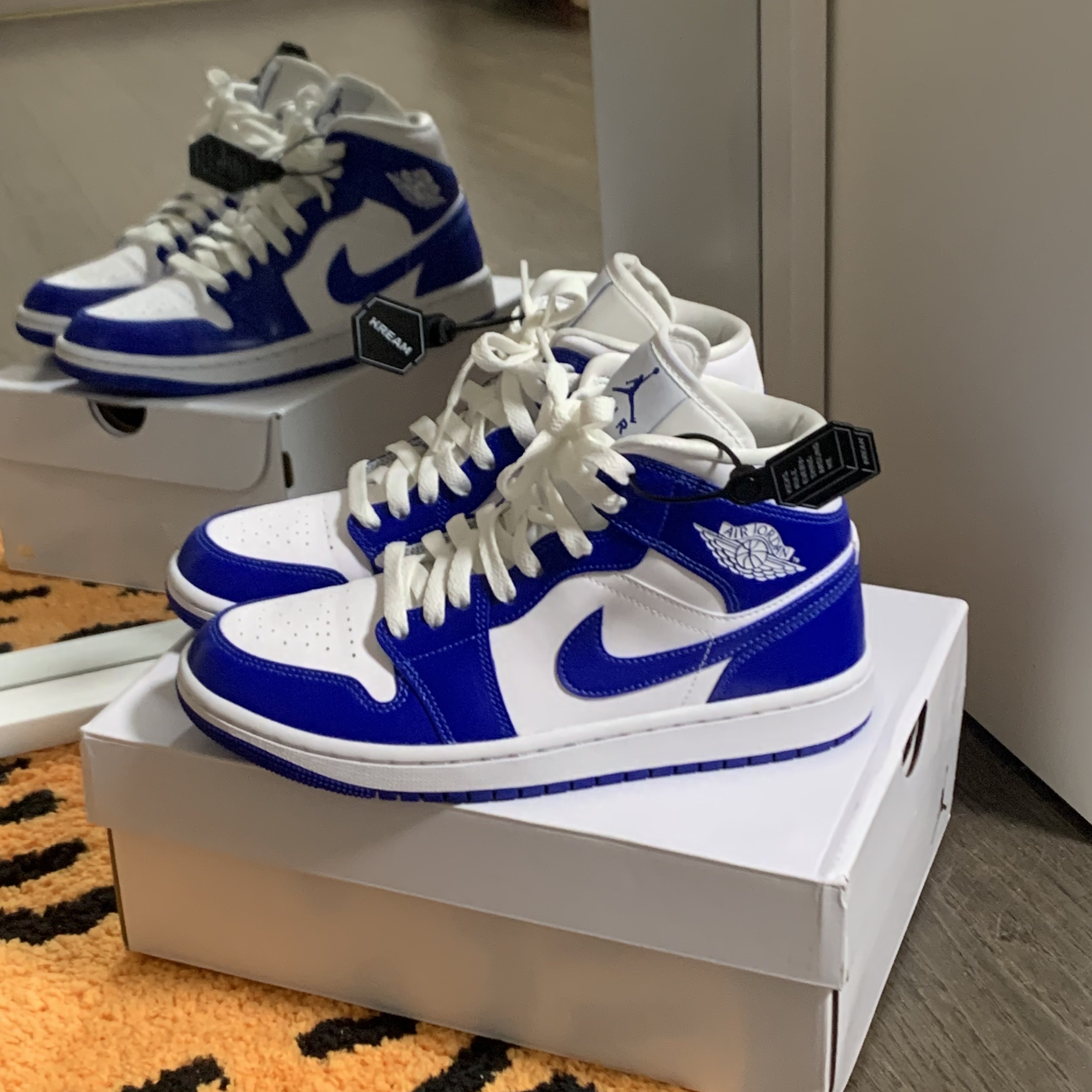 (W) Jordan 1 Mid White Hyper Royal 착용 스타일