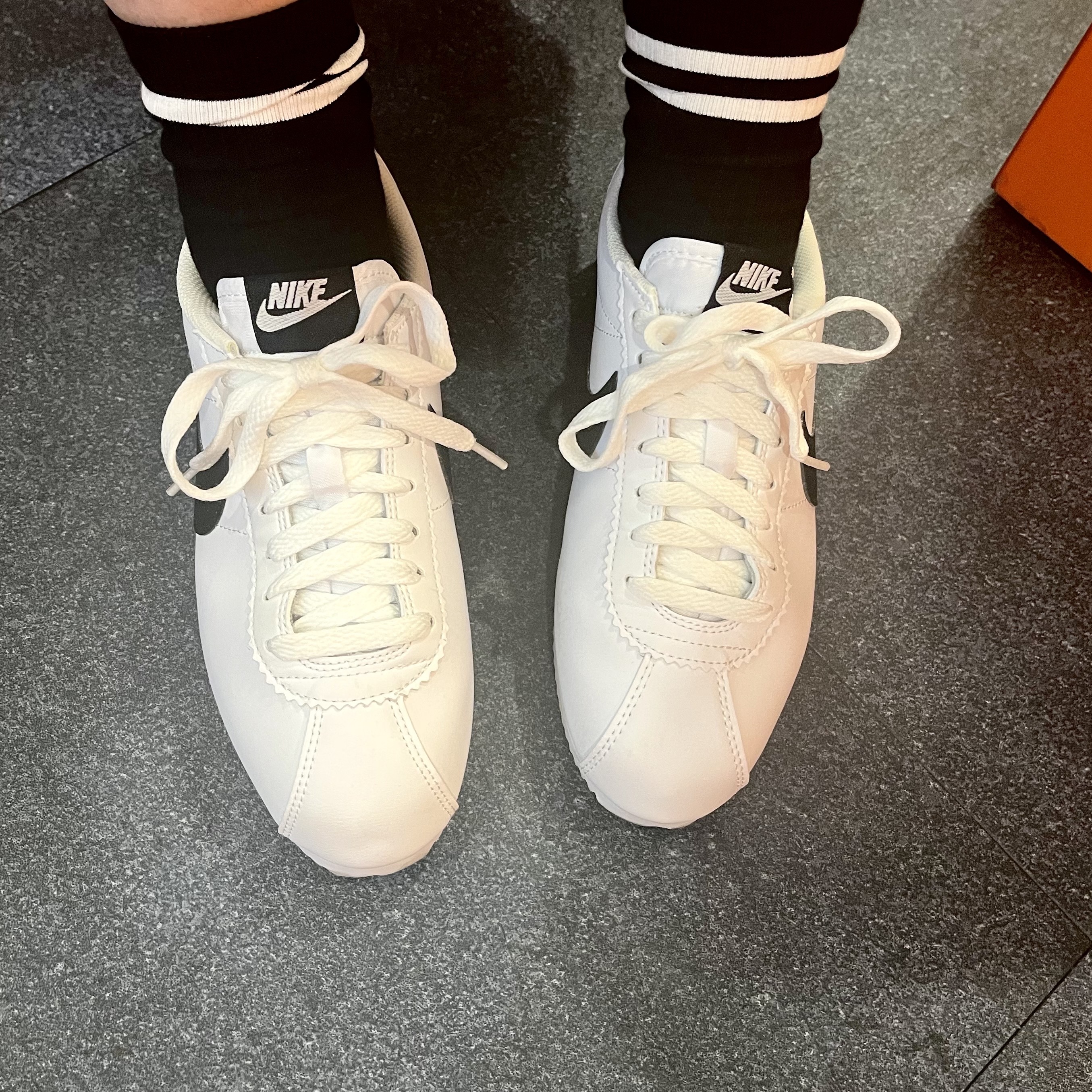 (W) Nike Classic Cortez Leather White Black 착용 스타일 - 1