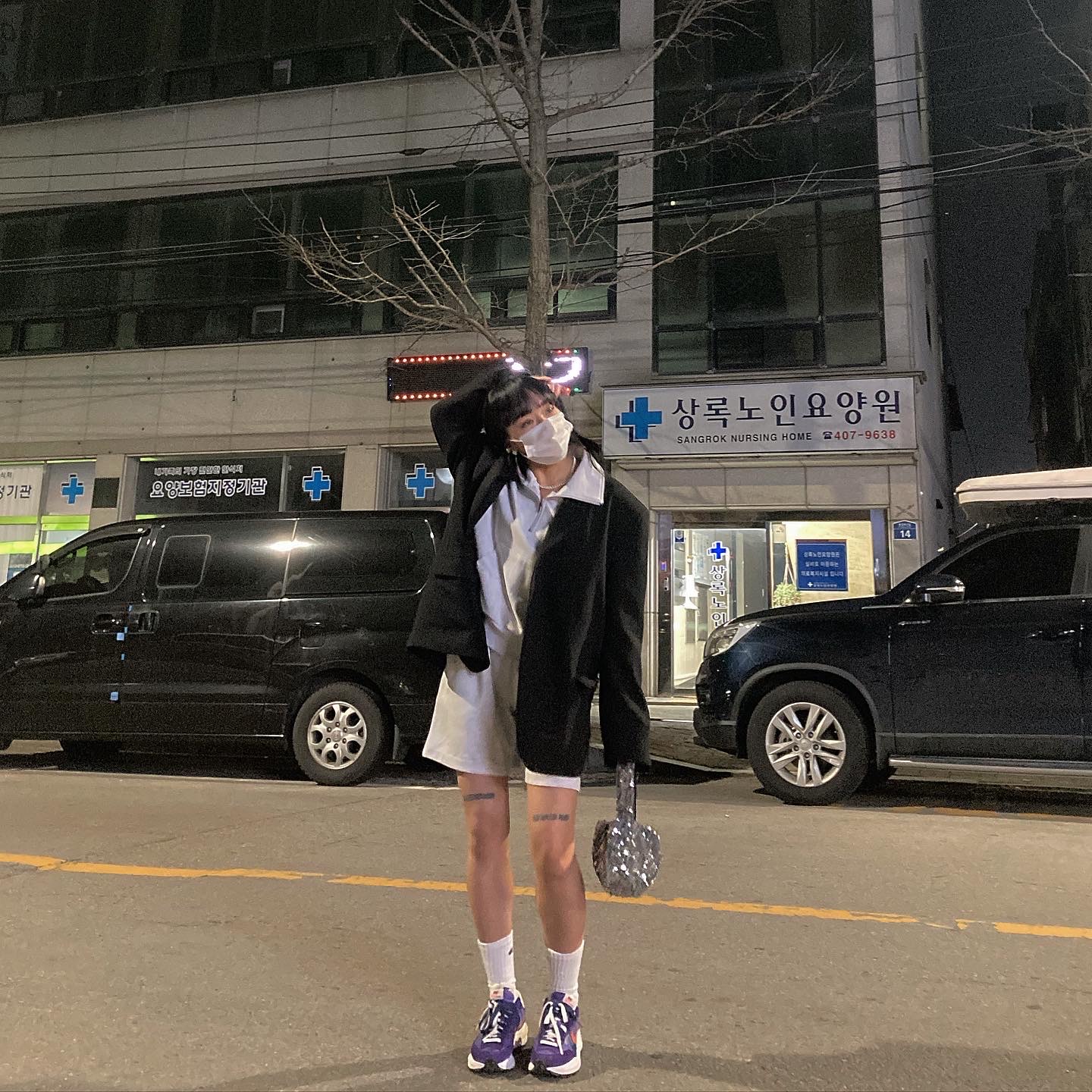 Nike x Sacai VaporWaffle Dark Iris 착용 스타일 - 3
