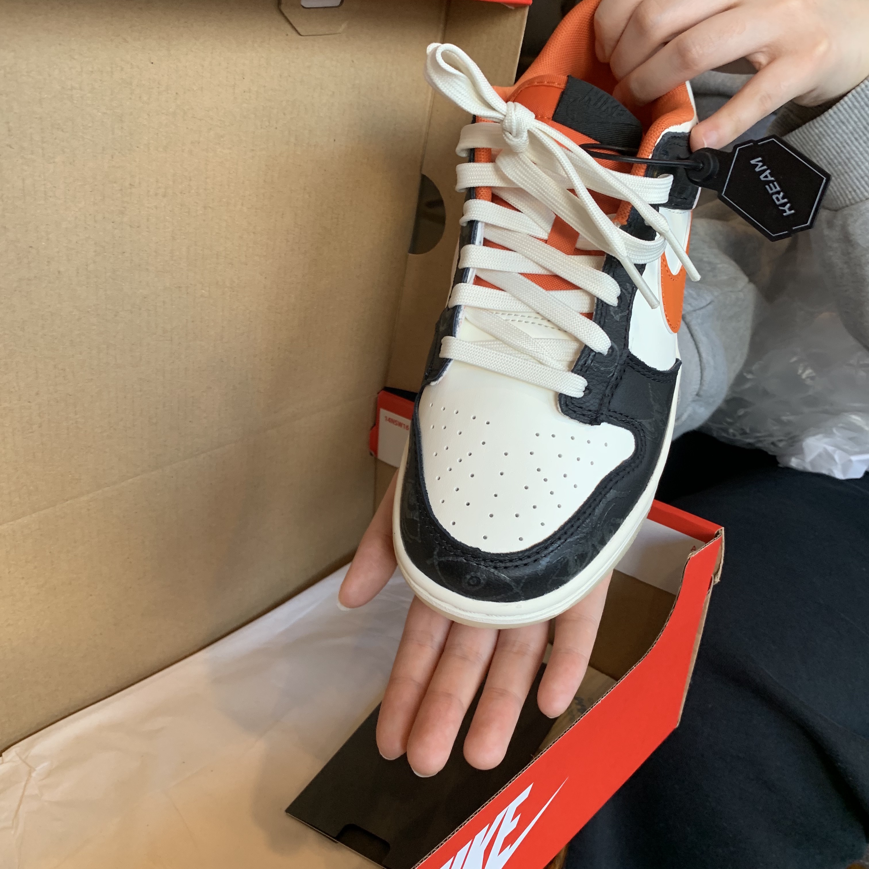 Nike Dunk Low Retro PRM Halloween, (W) Jordan 1 Mid SE Newsprint 착용 스타일 - 1