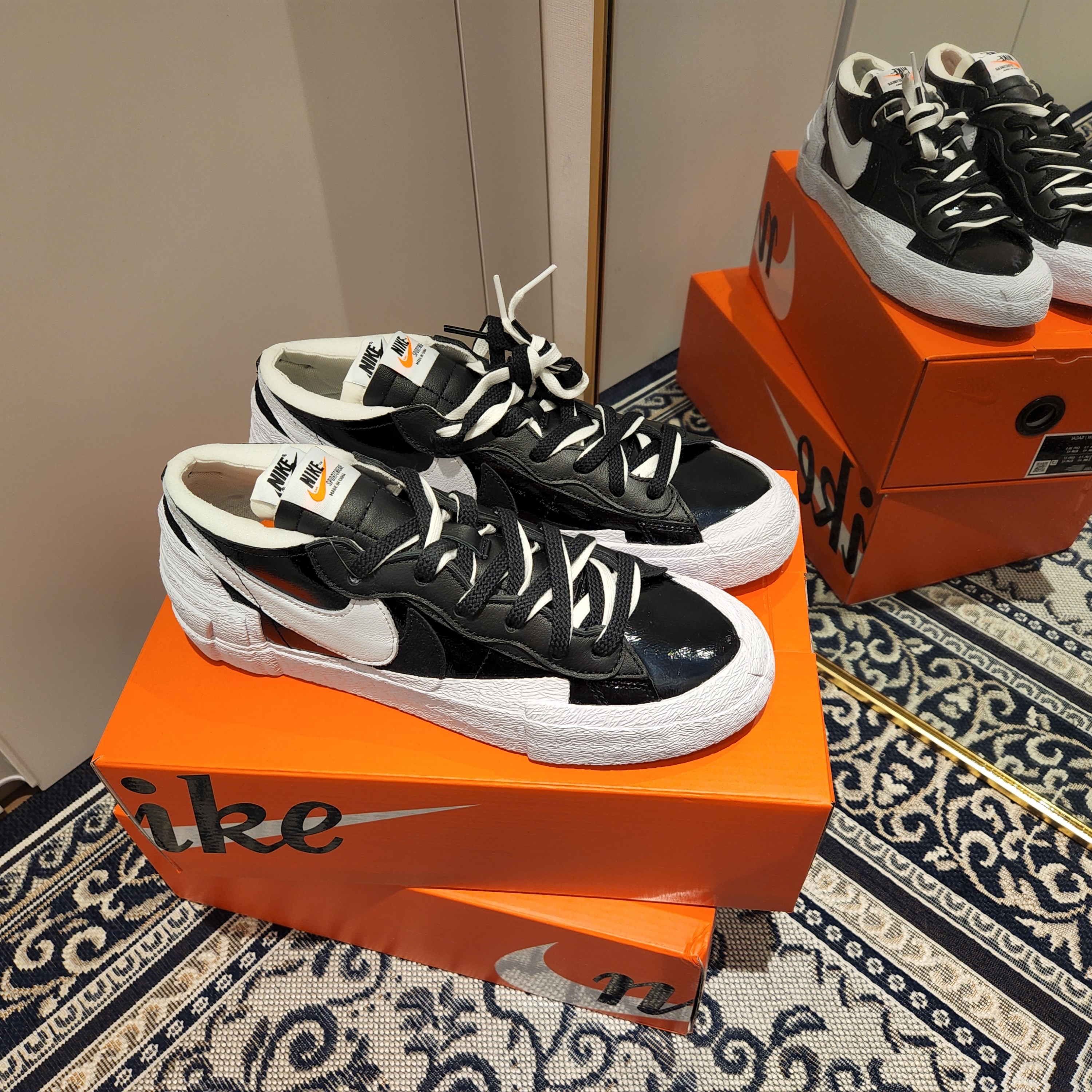 Nike x Sacai Blazer Low Black Patent Leather 착용 스타일 - 2