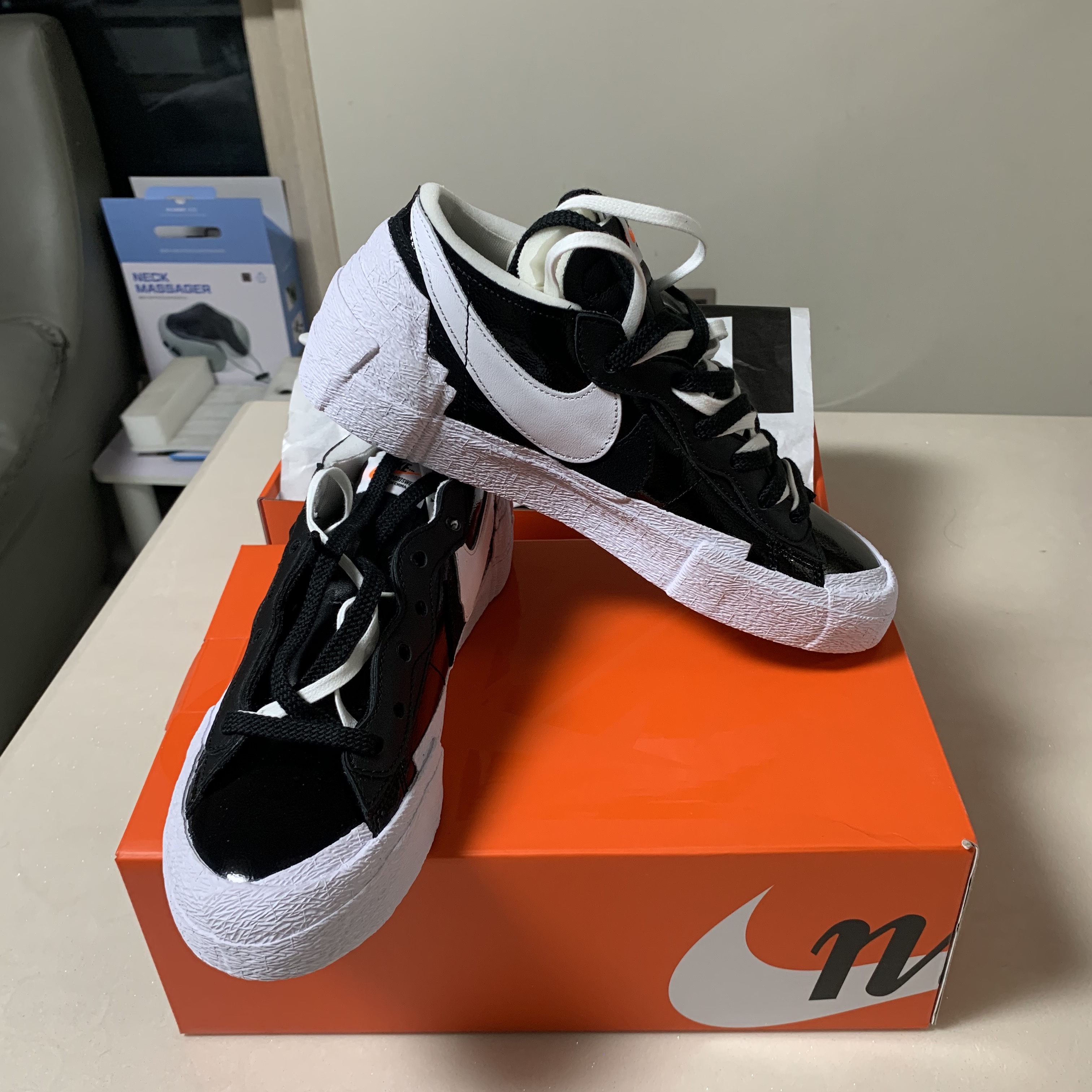 Nike x Sacai Blazer Low Black Patent Leather 착용 스타일 - 3