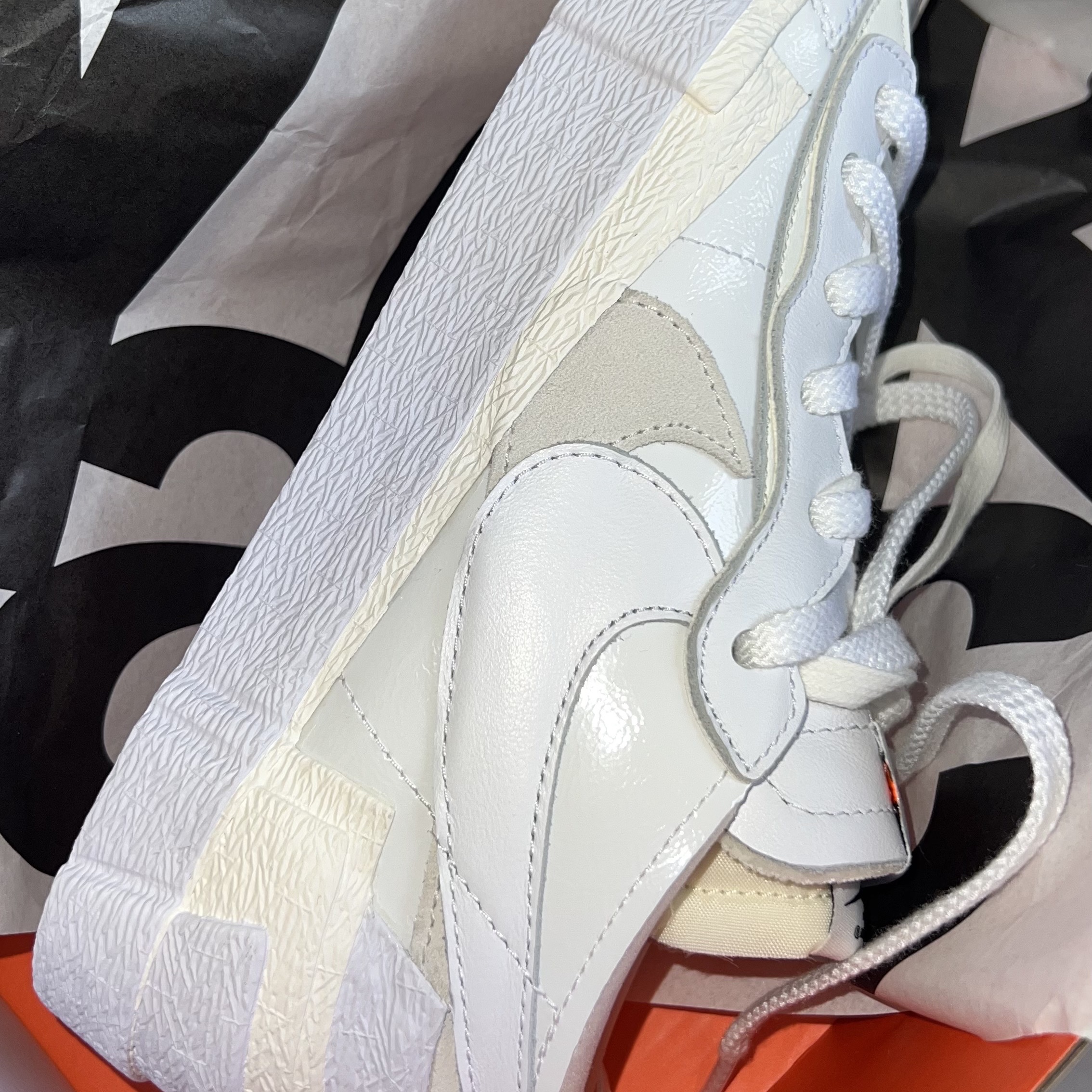 Nike x Sacai Blazer Low White Patent Leather 착용 스타일 - 2