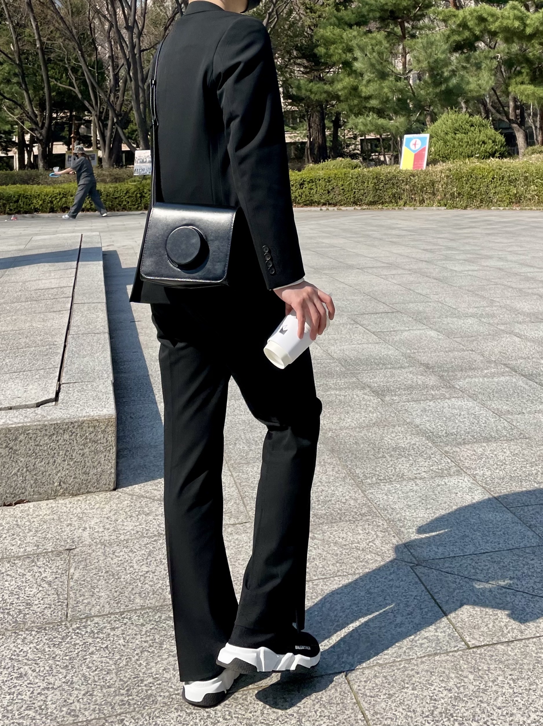 Lemaire Camera Bag Vegetable-Tanned Leather Black, Balenciaga Speed Trainer Black White 2021/2022 착용 스타일
