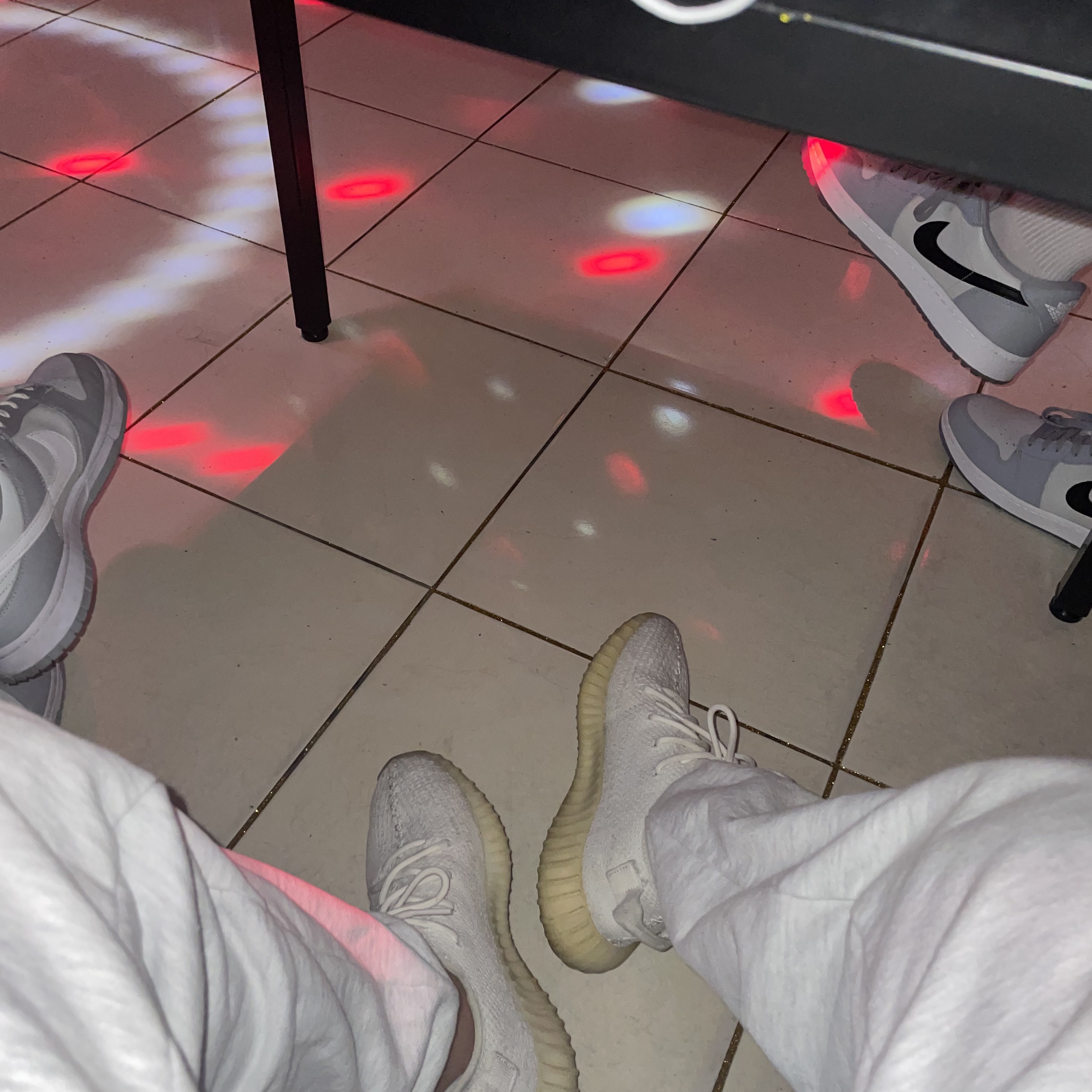 Adidas Yeezy Boost 350 V2 Cream/Triple White, Nike Dunk Low Retro Wolf Grey 착용 스타일