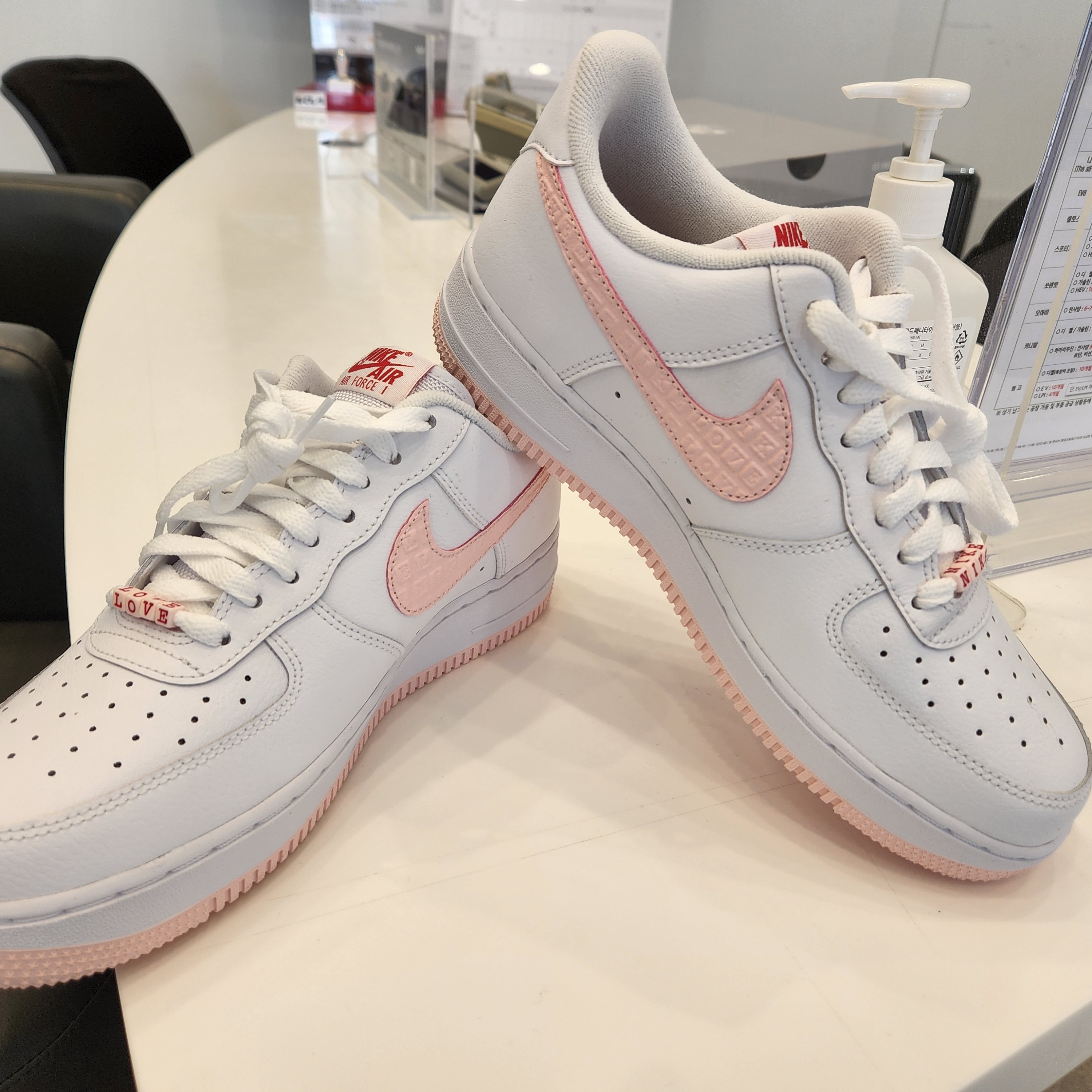 (W) Nike Air Force 1 '07 Valentine Day 2022 착용 스타일 - 2