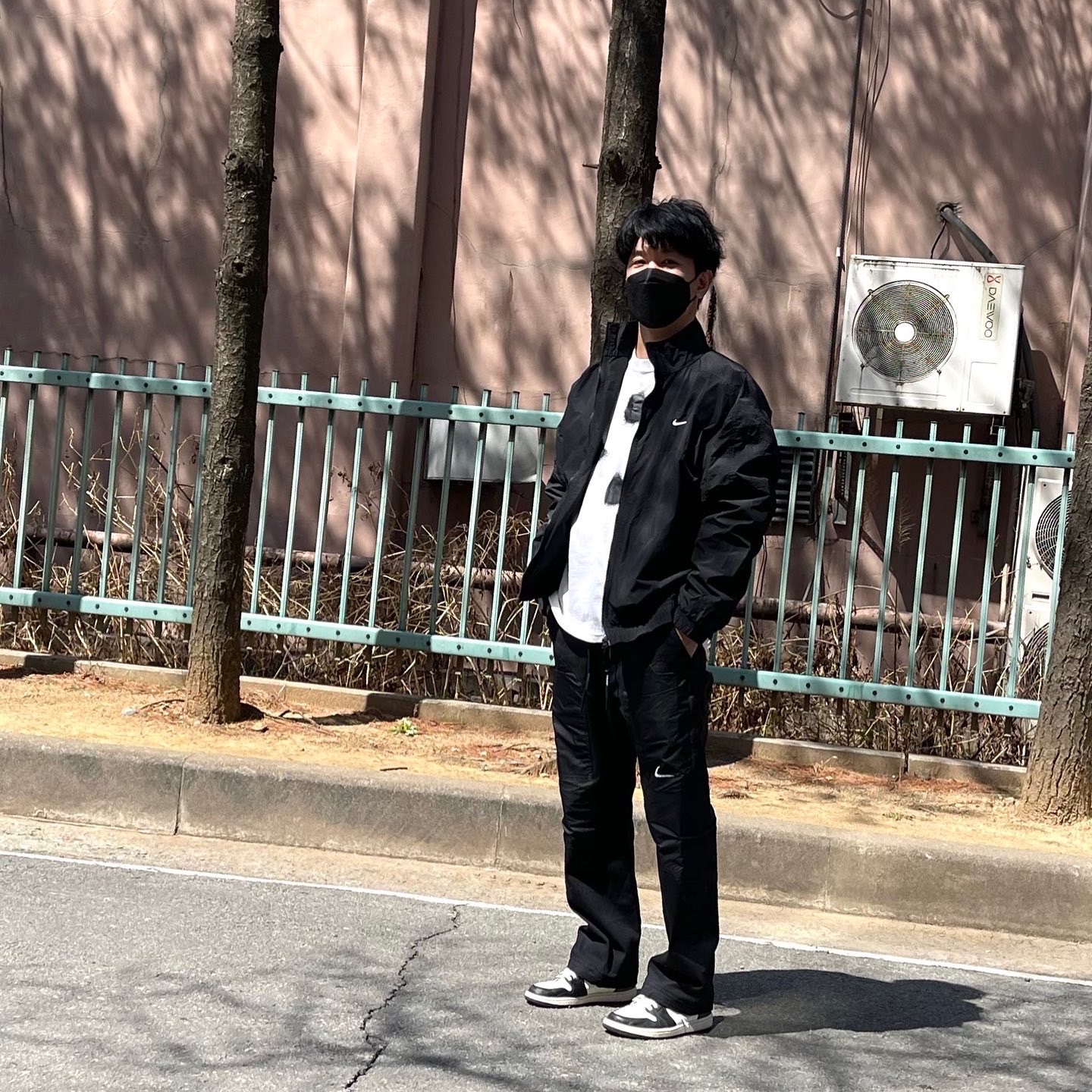 Jordan 1 Retro High OG Black Mocha, Nike x Off-White NRG Pants Black 착용 스타일 - 2