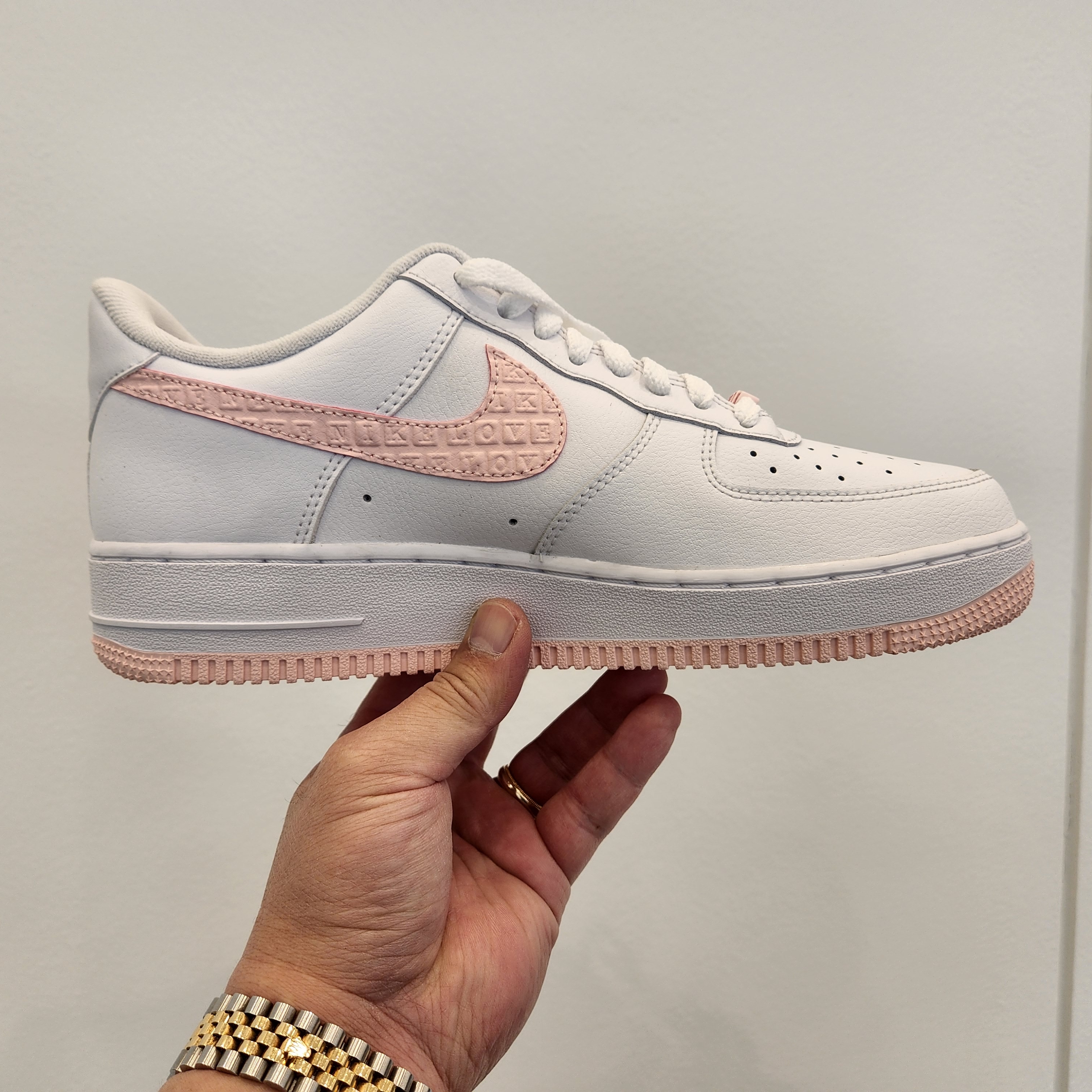 (W) Nike Air Force 1 '07 Valentine Day 2022 착용 스타일 - 1