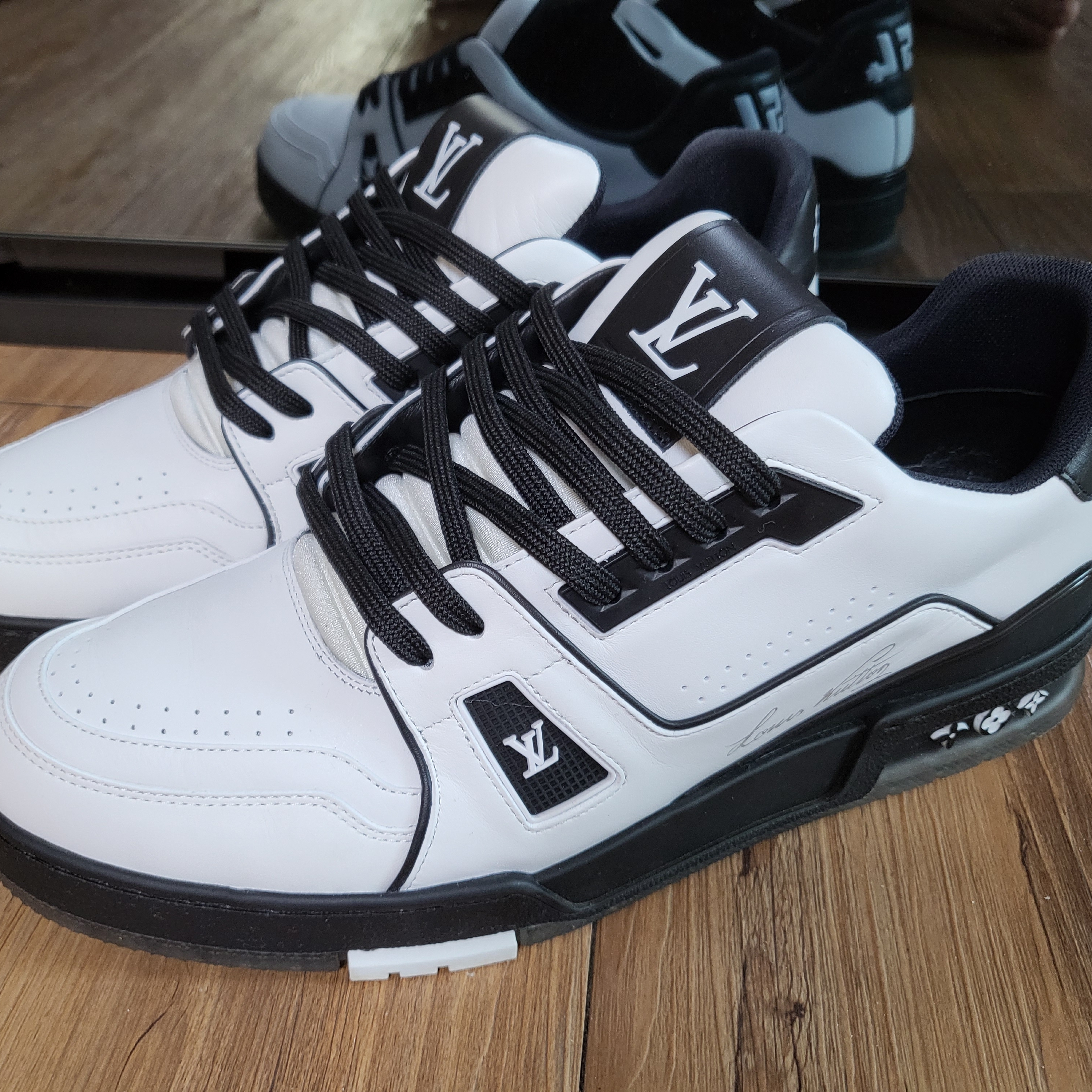 Louis Vuitton LV Trainer Sneakers White Black 착용 스타일