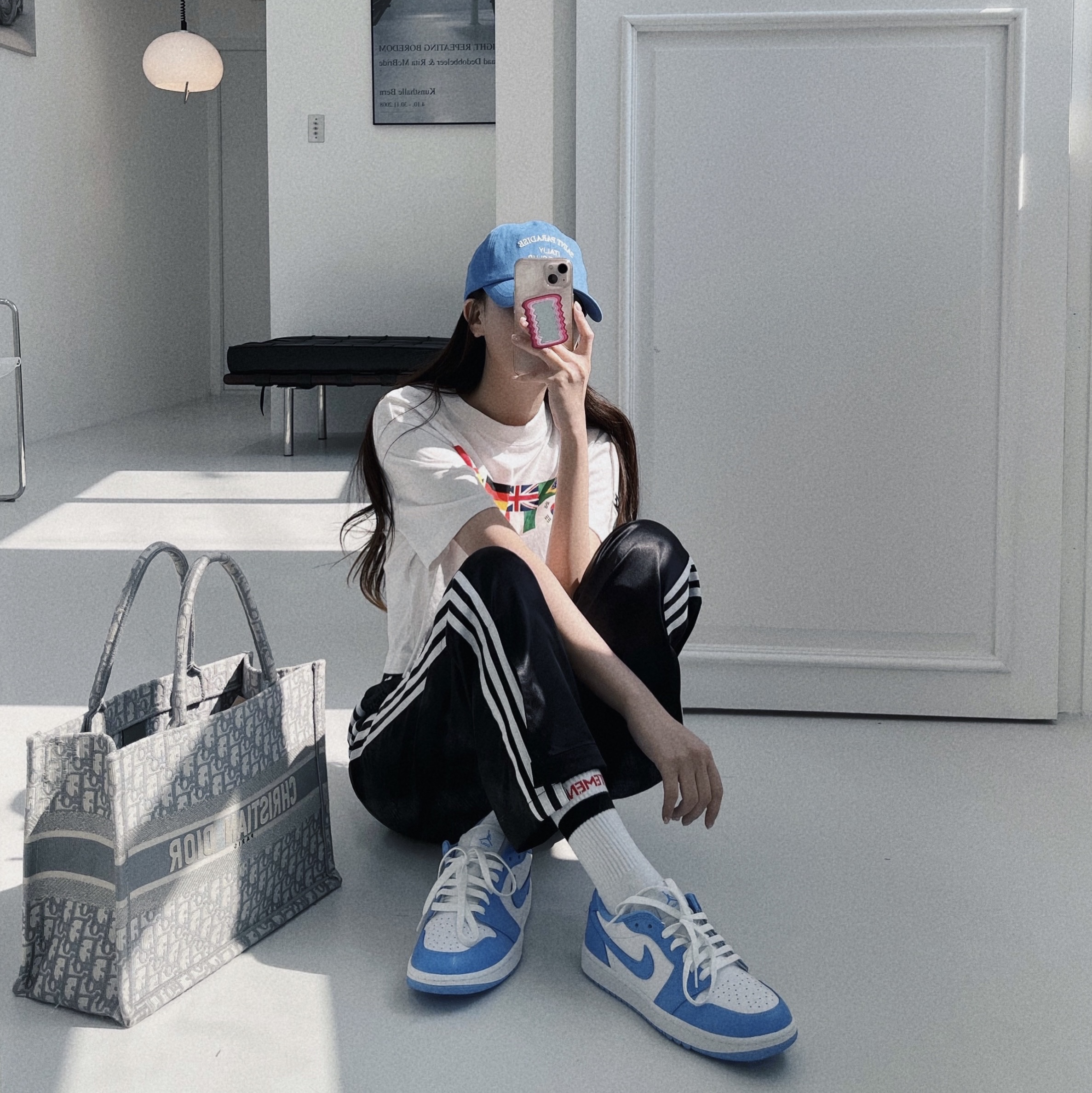 Jordan 1 Low Golf White and University Blue 착용 스타일 - 2