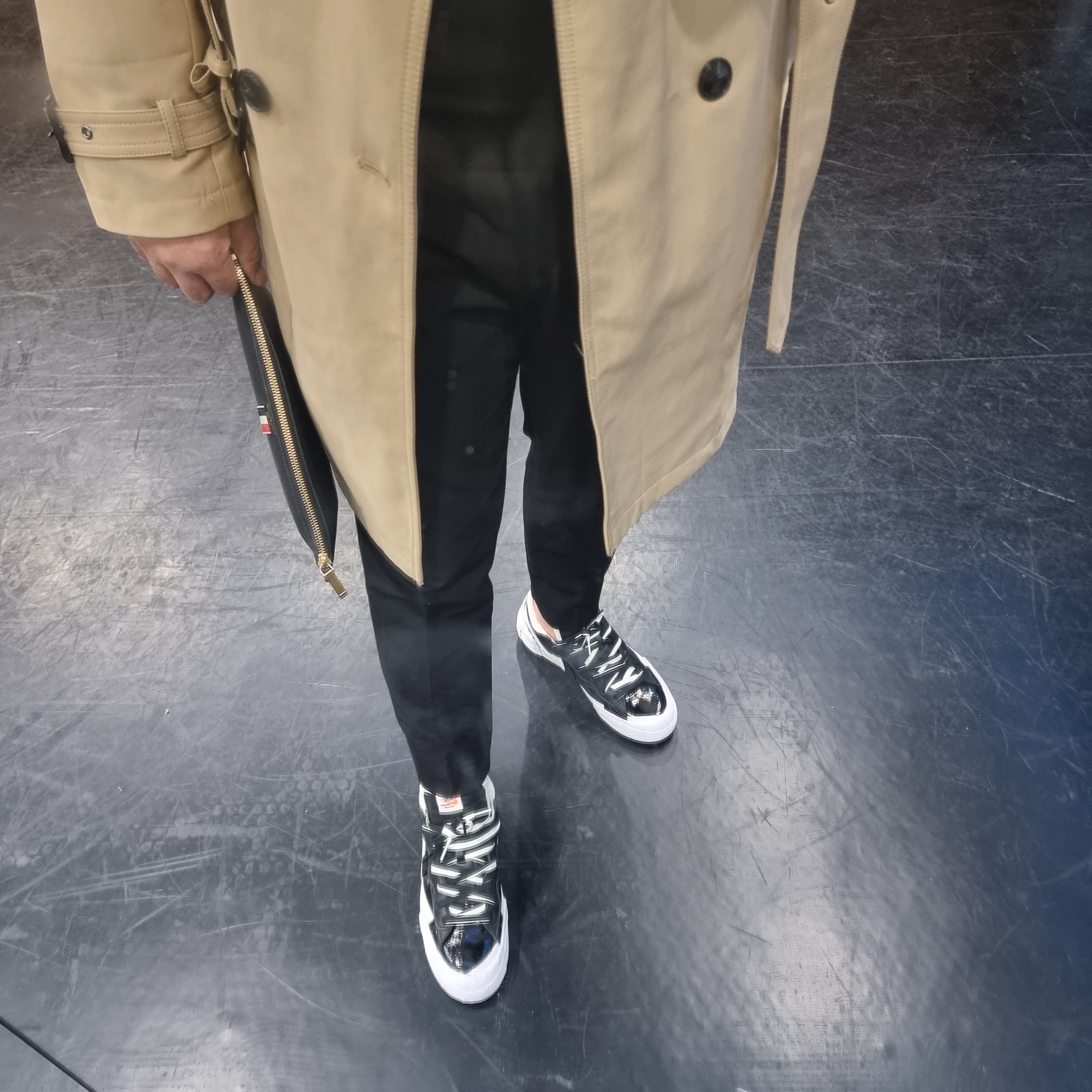 Nike x Sacai Blazer Low Black Patent Leather 착용 스타일 - 1