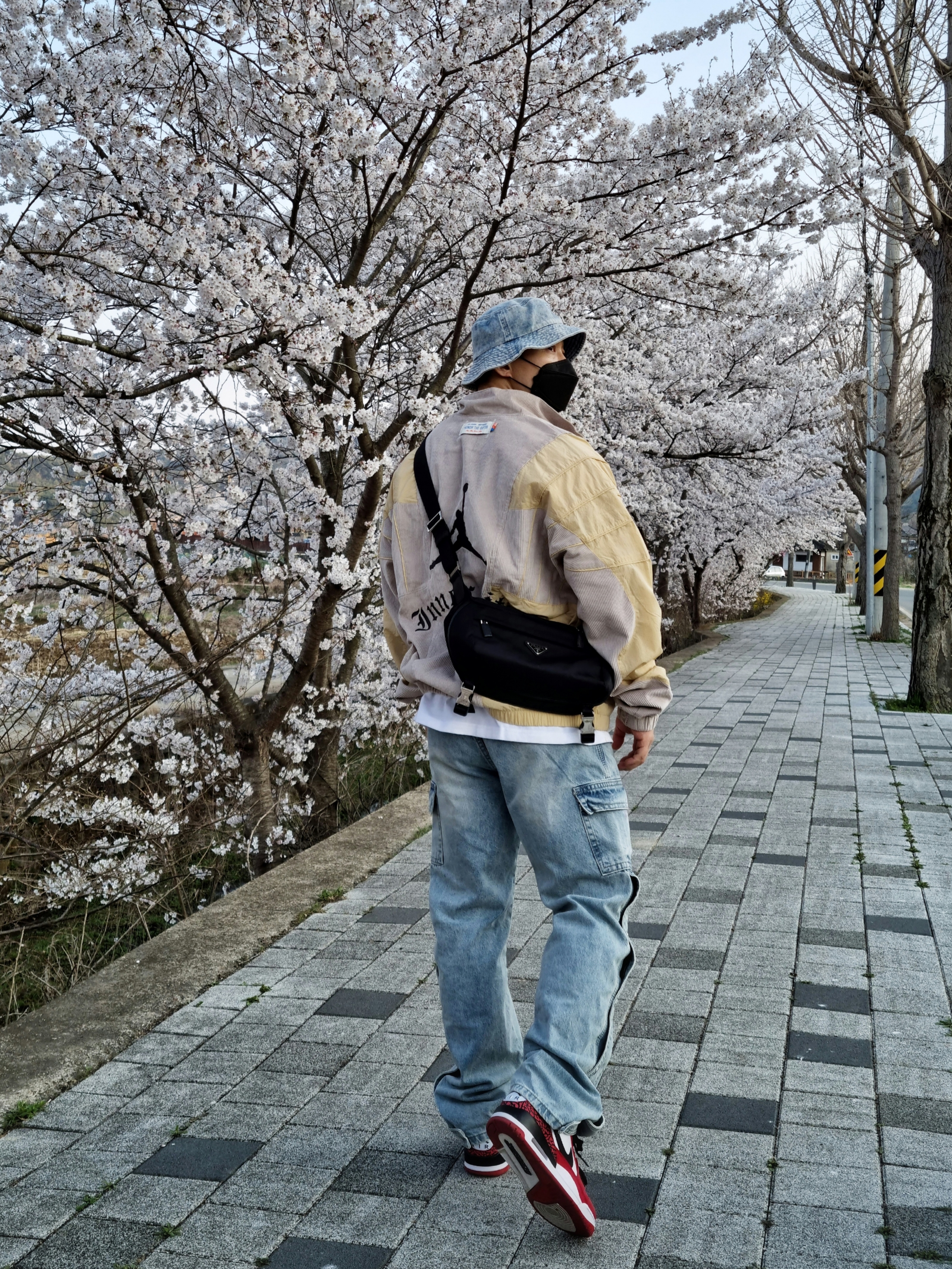 Prada Re-Nylon and Saffiano Leather Shoulder Bag Black, Jordan x Russell Westbrook Honor the Gift Jacket - US/EU 착용 스타일 - 4