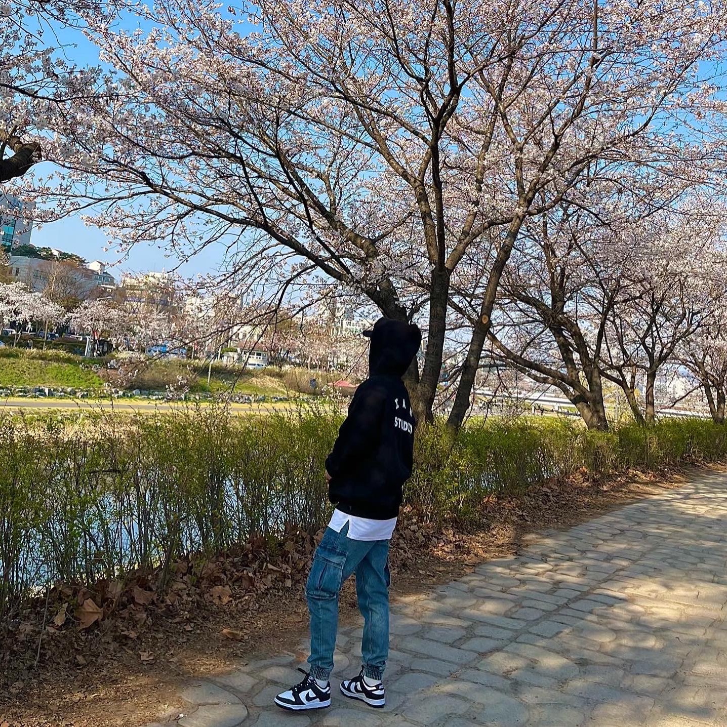 IAB Studio Hoodie Black White, Darkr8m Studio White Logo Cap 착용 스타일 - 2