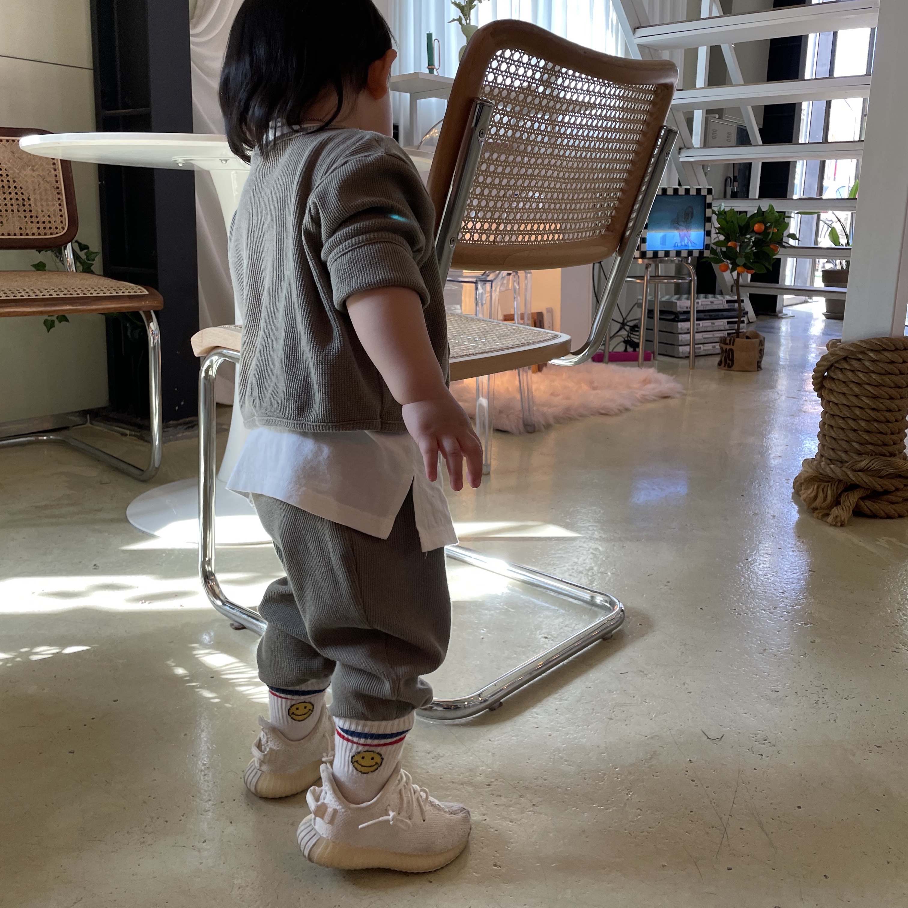 Adidas Yeezy Boost 350 V2 Cream/Triple White 착용 스타일 - 1