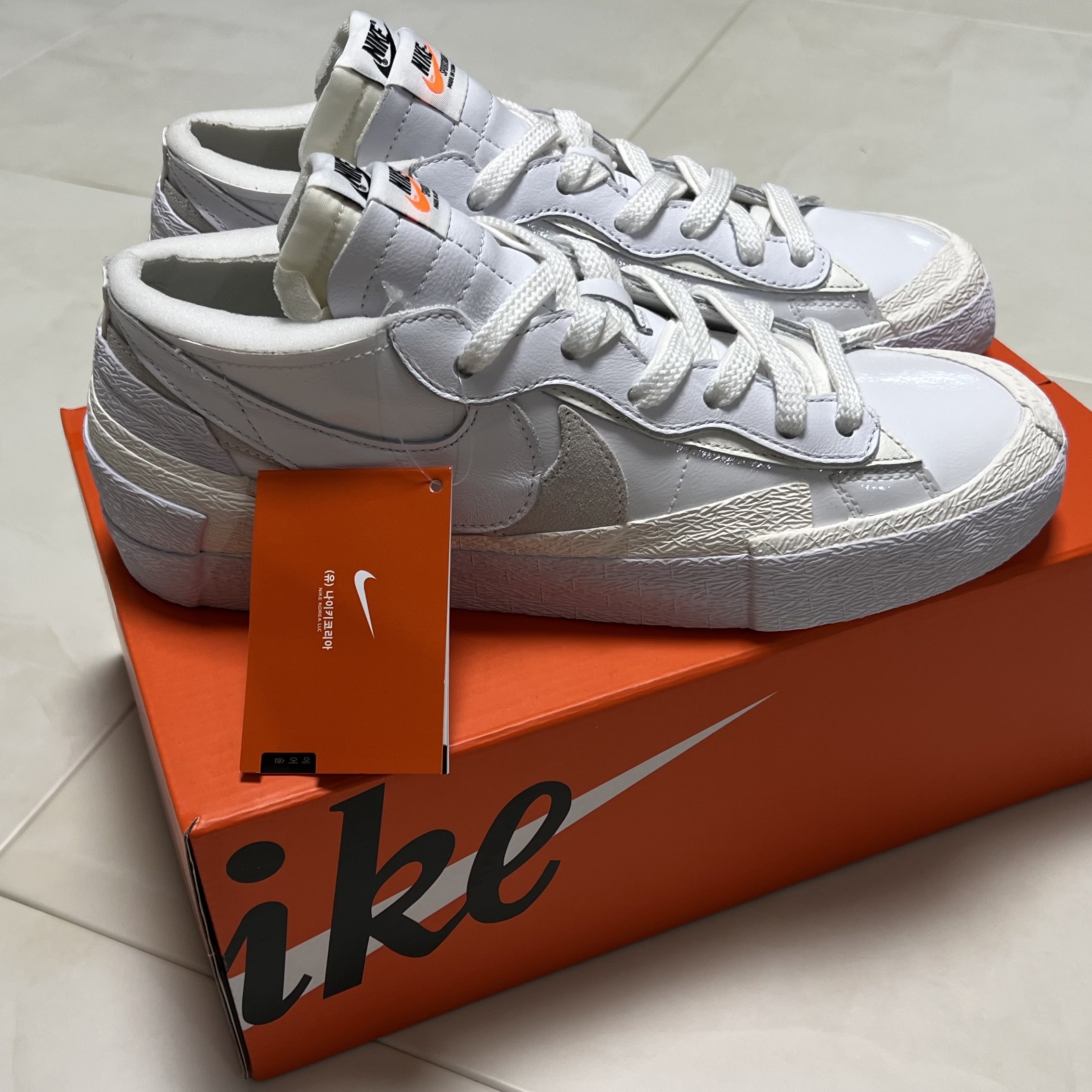 Nike x Sacai Blazer Low White Patent Leather 착용 스타일 - 1