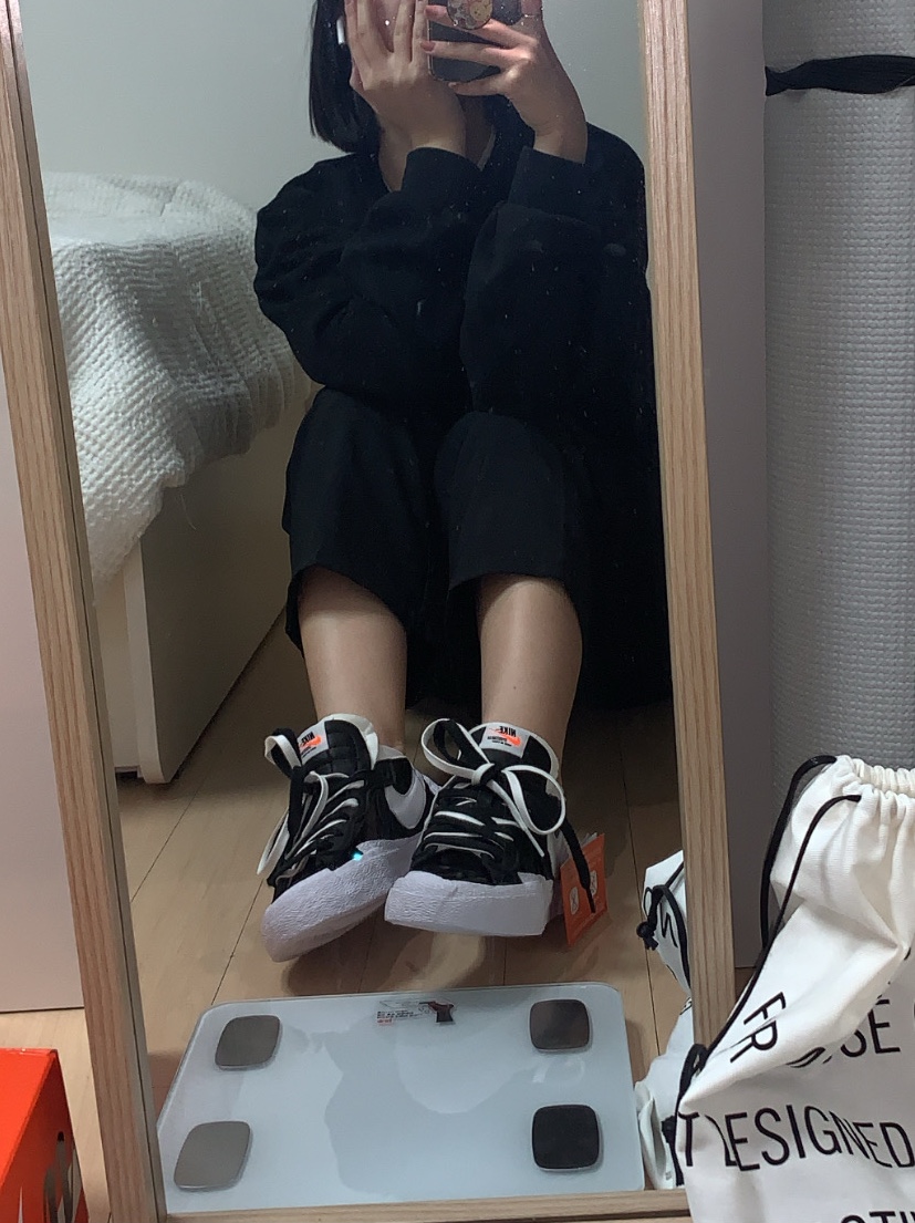 Nike x Sacai Blazer Low Black Patent Leather 착용 스타일 - 2