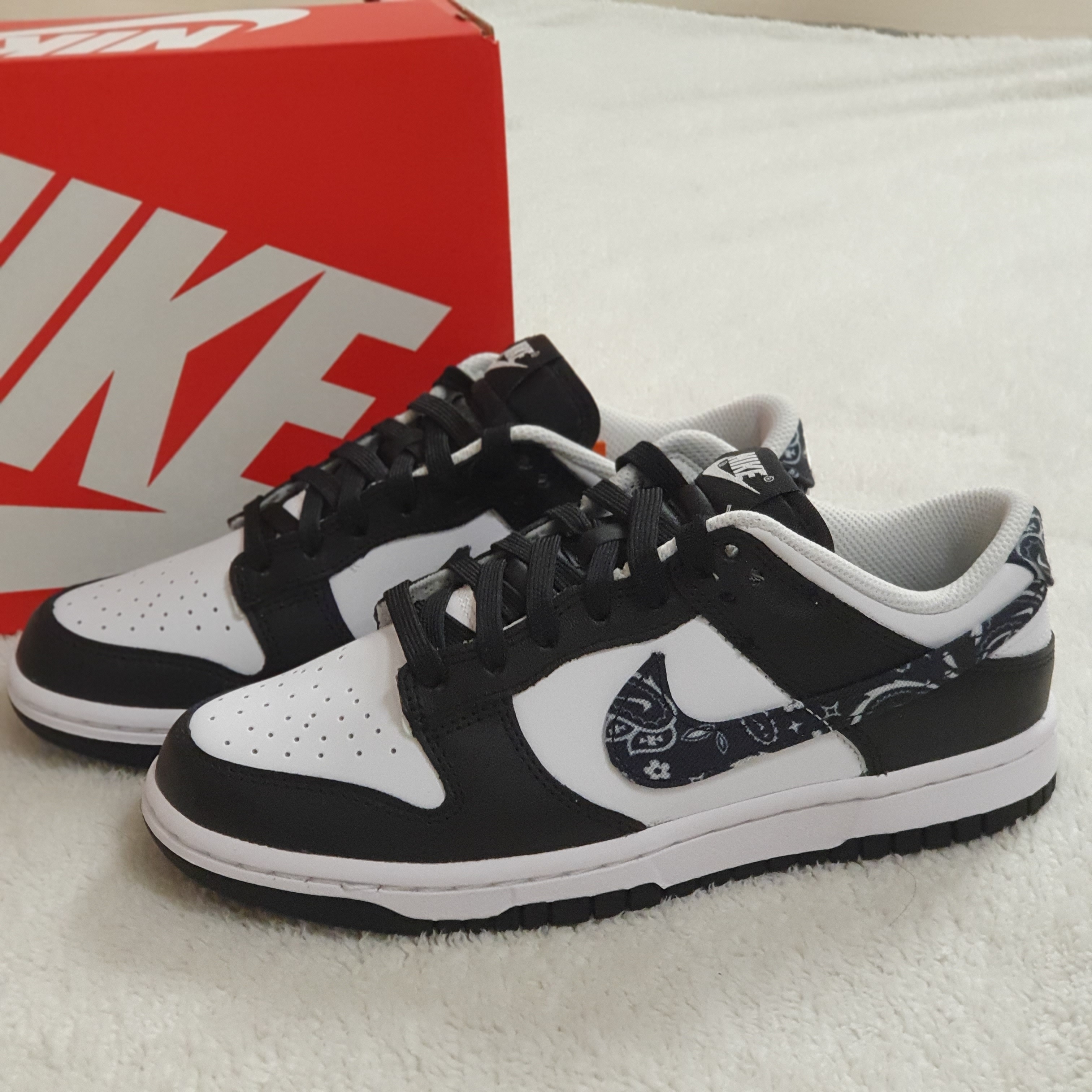(W) Nike Dunk Low Essential Black Paisley 착용 스타일 - 1