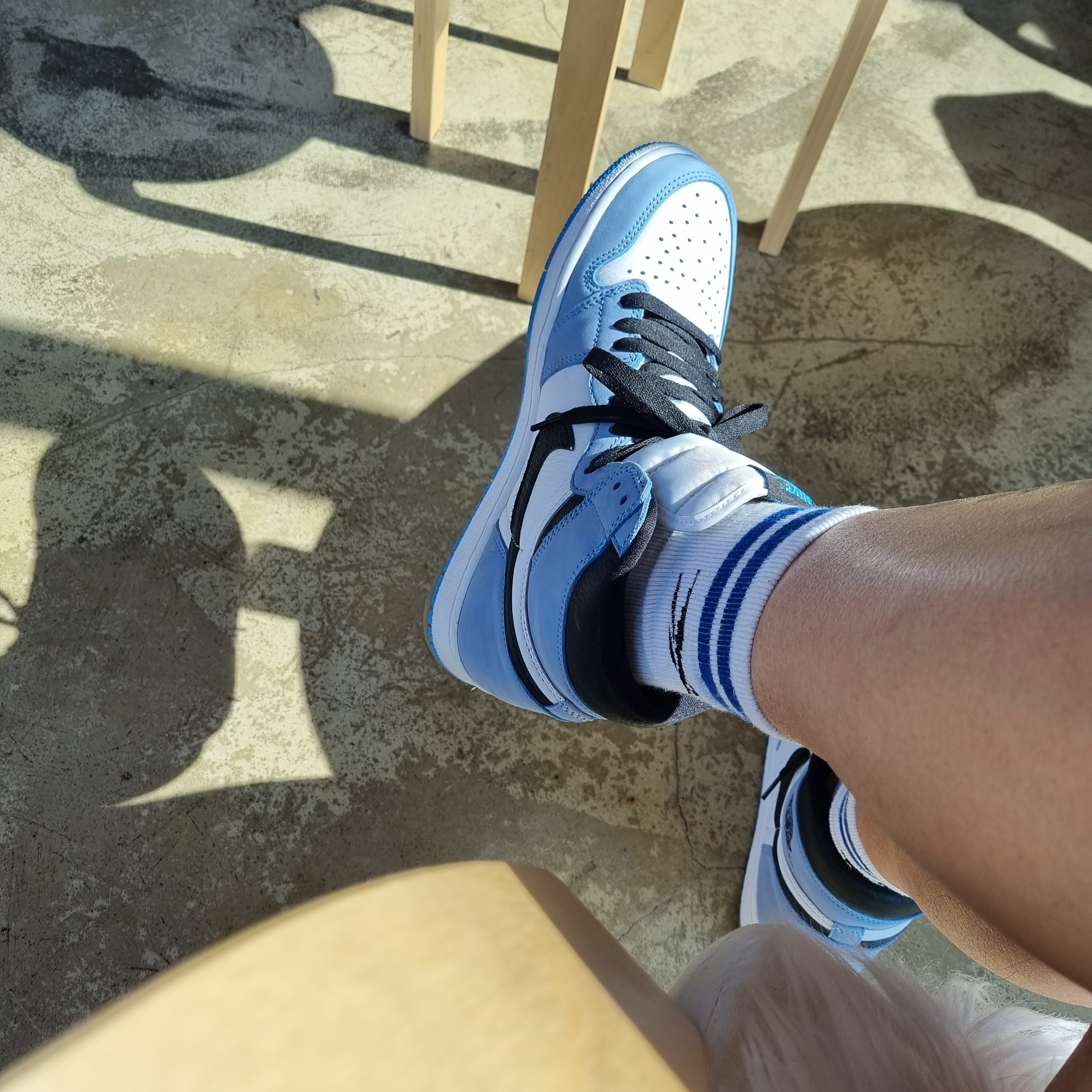 Jordan 1 Retro High OG University Blue 착용 스타일 - 2
