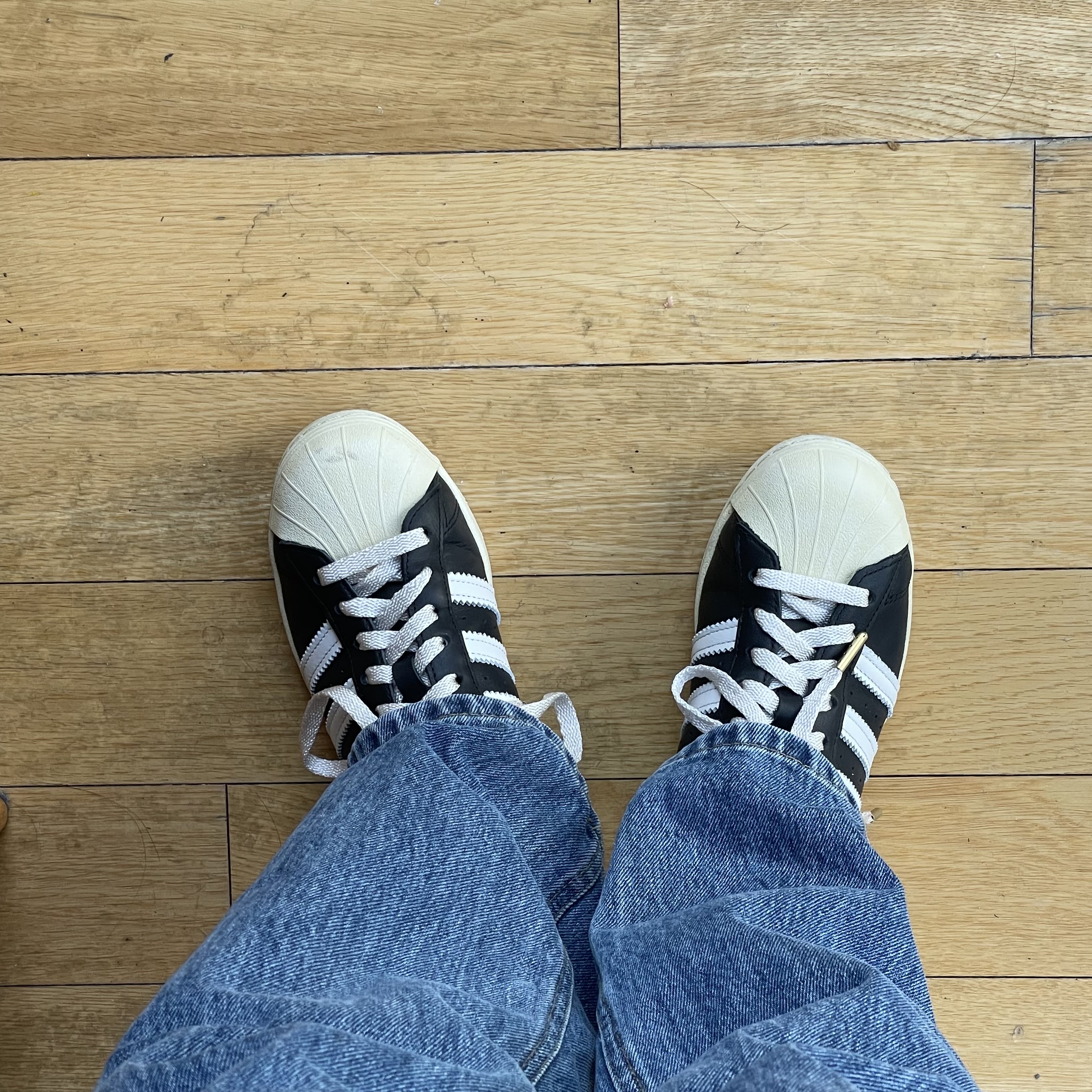 Adidas Superstar Premium Black White 착용 스타일 - 1