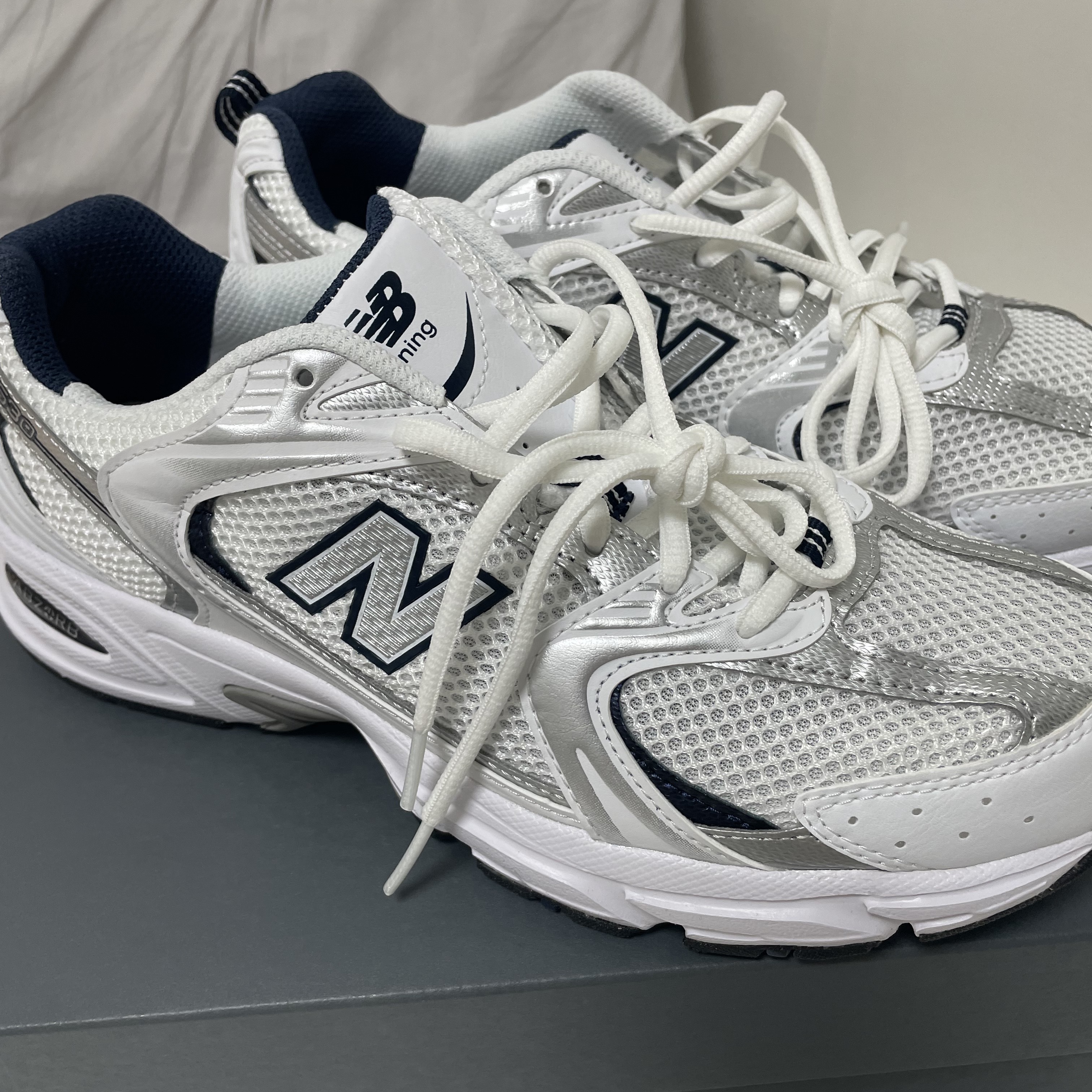 New Balance 530 White 착용 스타일 - 2