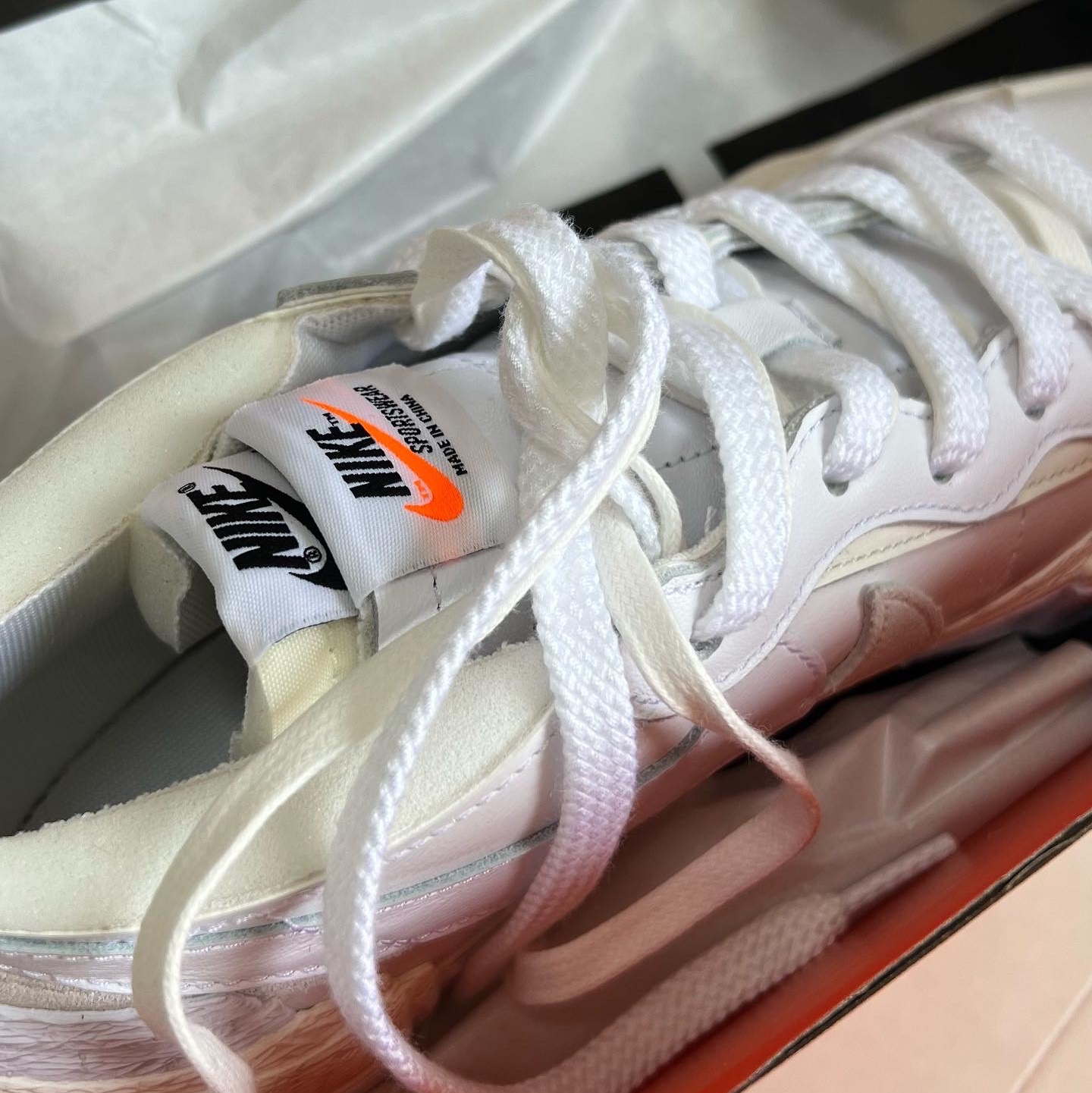 Nike x Sacai Blazer Low White Patent Leather 착용 스타일 - 1