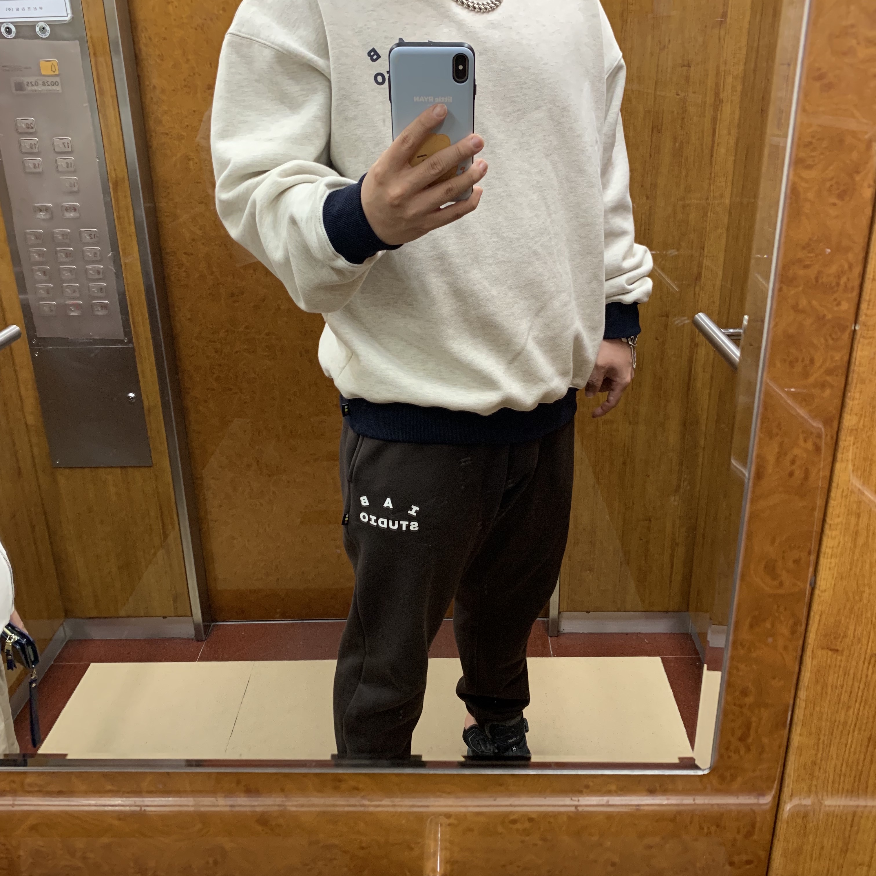 IAB Studio Sweatpants Brown, IAB Studio Sweatshirt Oatmeal Navy 착용 스타일 - 1