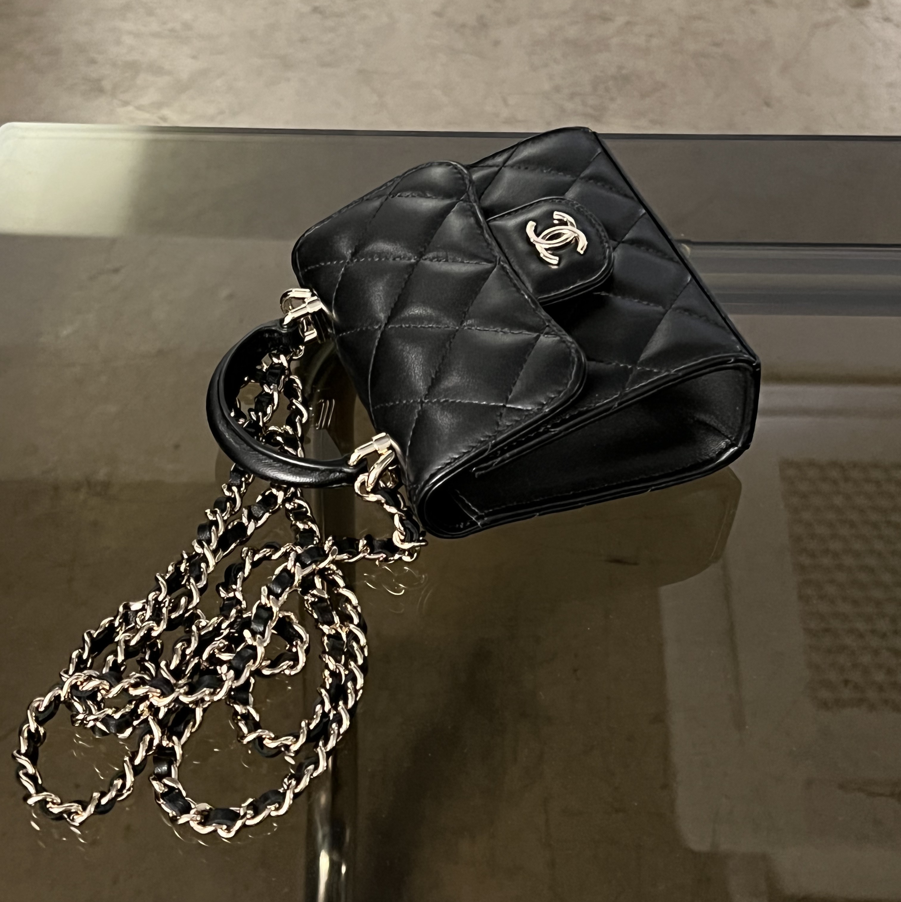 Chanel Clutch with Chain Lambskin & Gold Black, Jordan 1 Retro High OG Black Mocha 착용 스타일 - 3